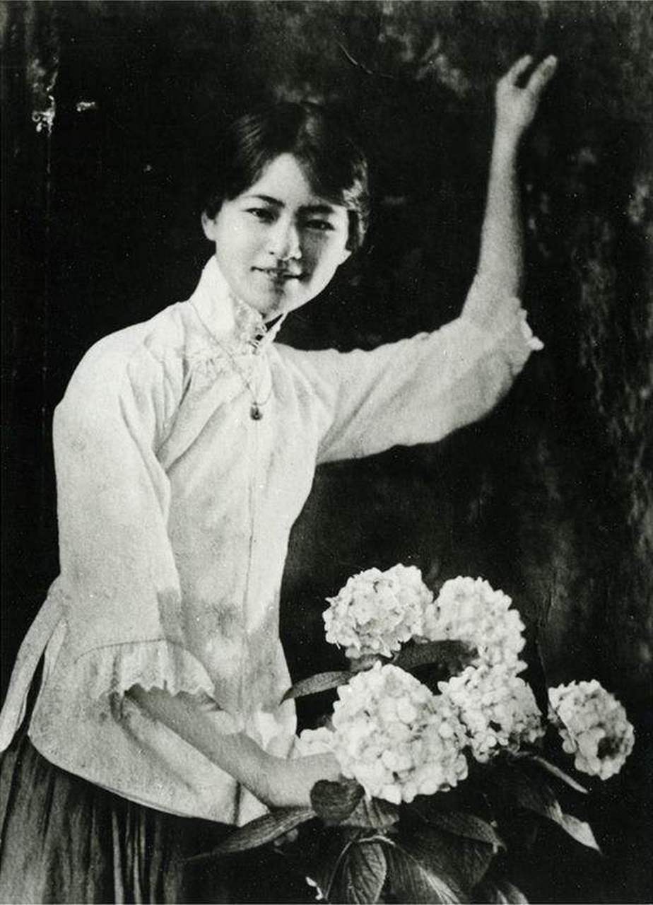 年轻时候的民国才女林徽因的清秀留影,照片中林辉因穿着民国时期女性