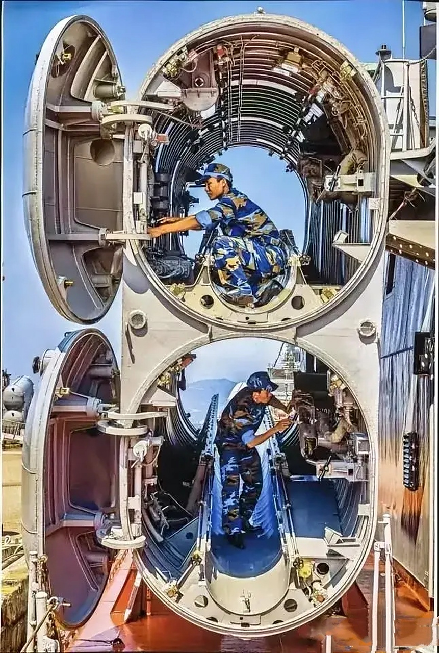 越南海军水兵在保养毒蜘蛛导弹艇上的冥河反舰导弹发射系统.毒蜘蛛导