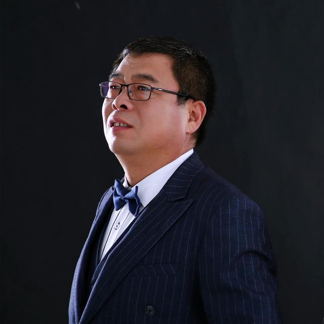 从床上爬起来,听一位叫秋裤大叔的歌手唱一首《我想静静》的歌曲,里面