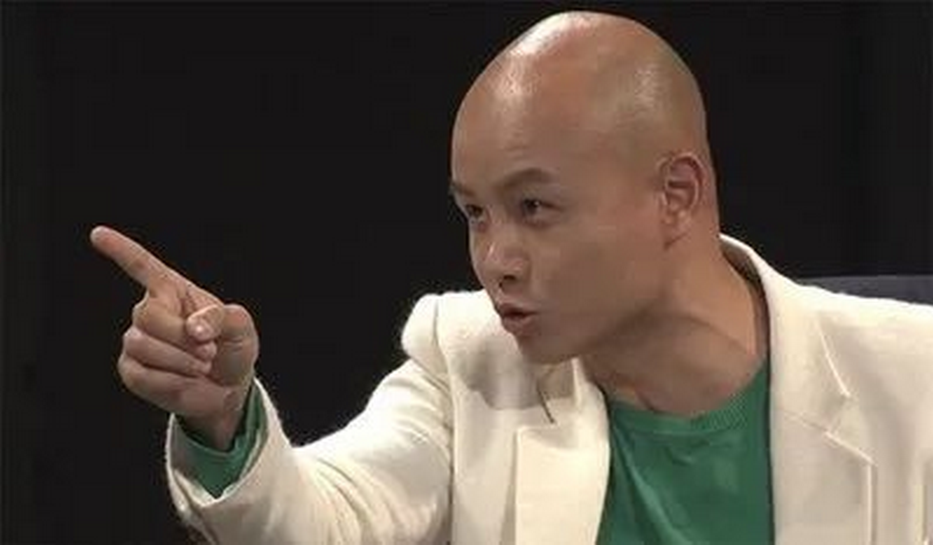 48岁主持人乐嘉现状:定居美国,喝天价矿泉水,过着豪华生活!