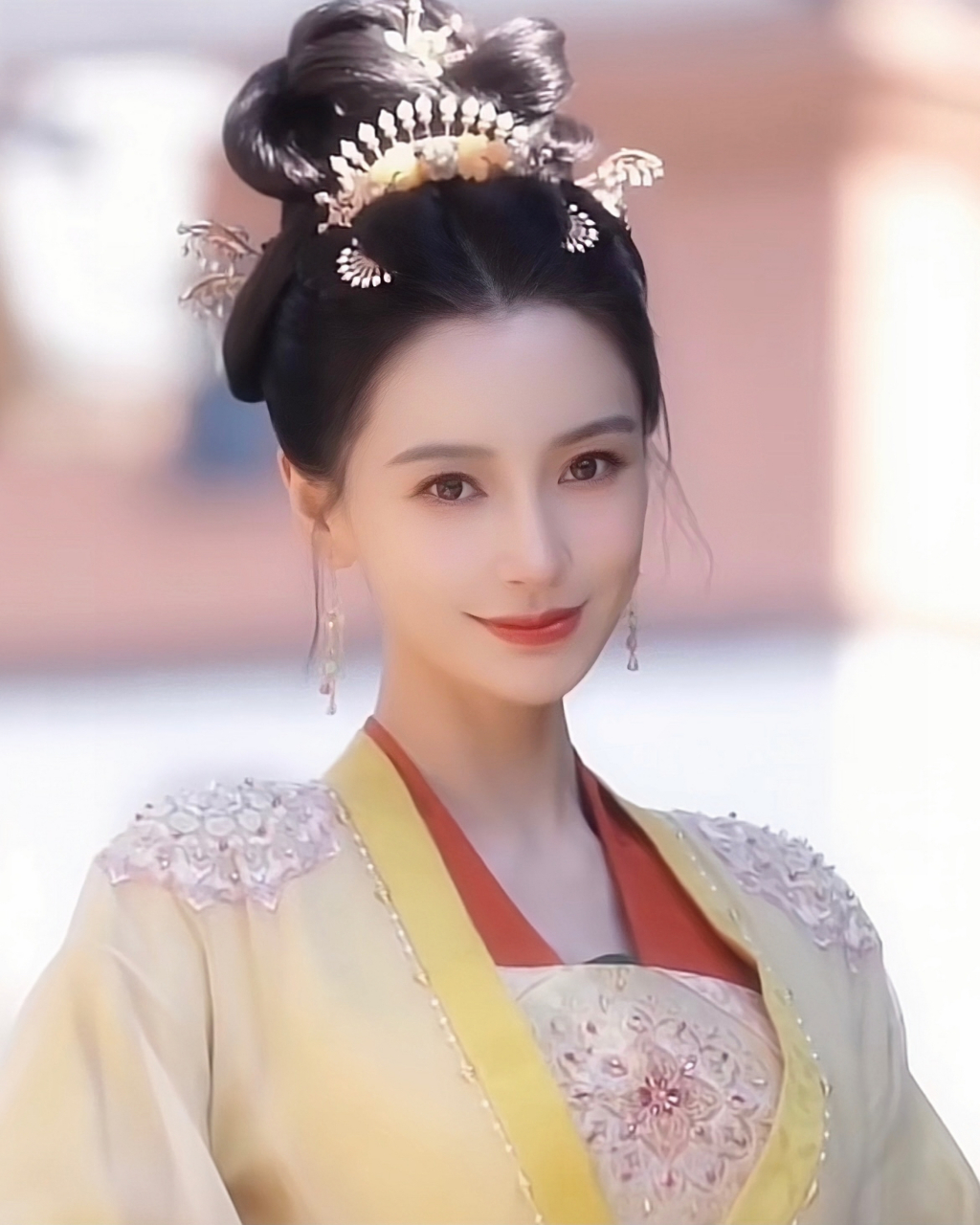 今天angelababy杨颖晒了君绮罗的古装造型,不得不说这造型真的挺好看