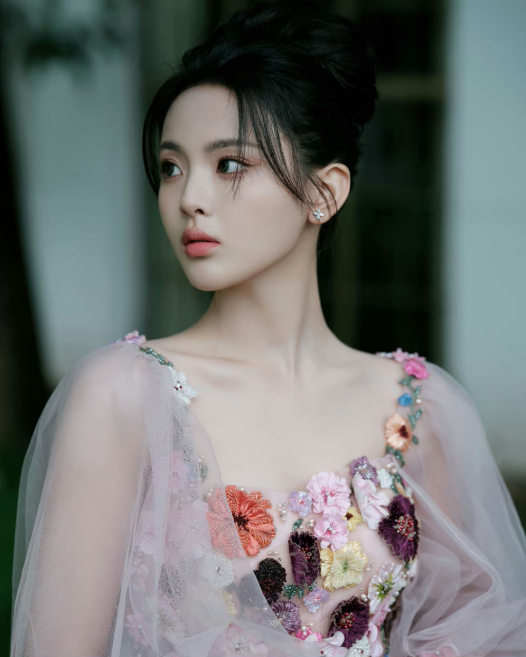 杨超越# 粉色花朵纱裙,甜美灵动,清纯妩媚