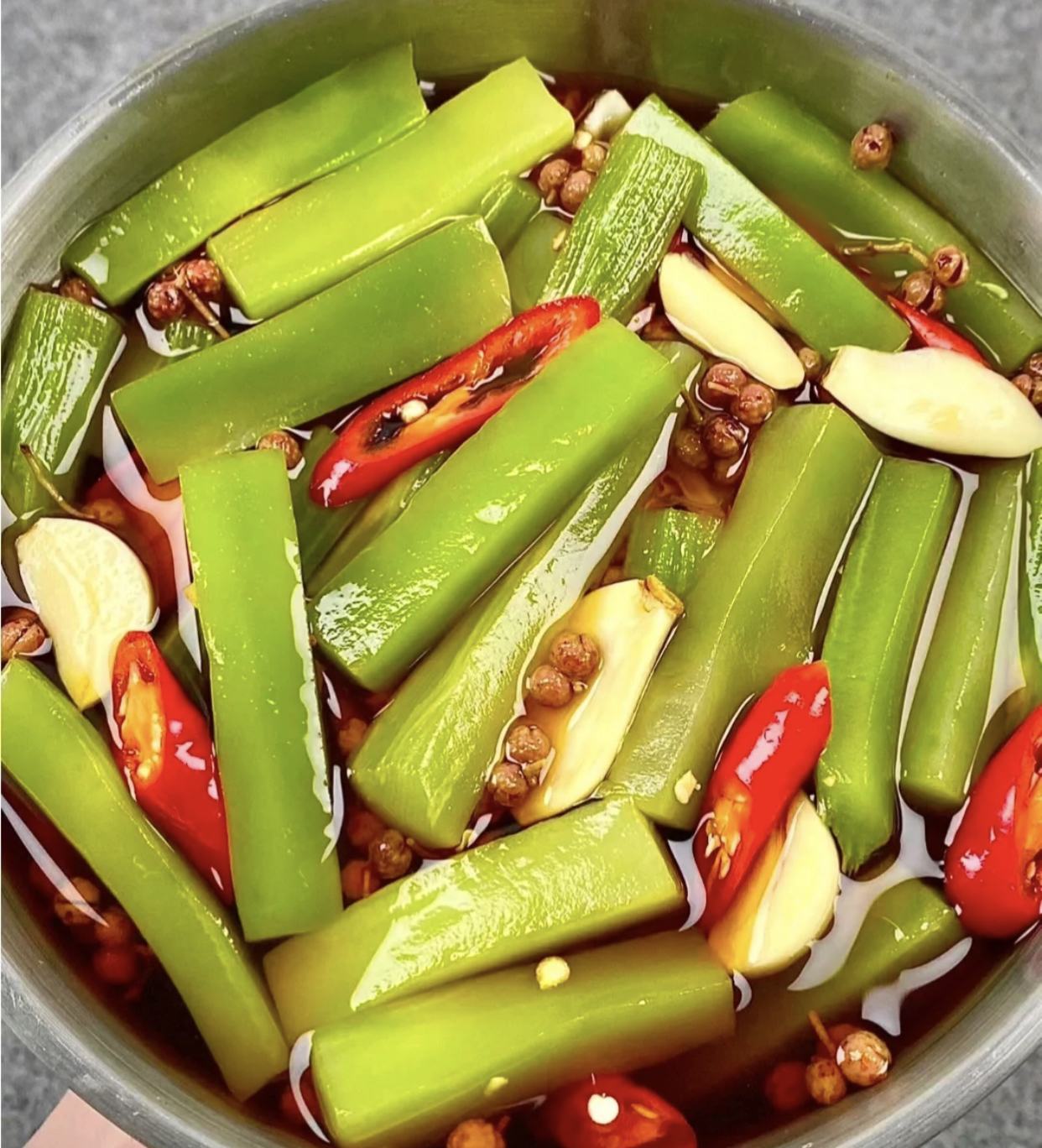 酸辣开胃的腌莴笋,一口下去冰凉嘎脆!没等吃,口水就流出来了!