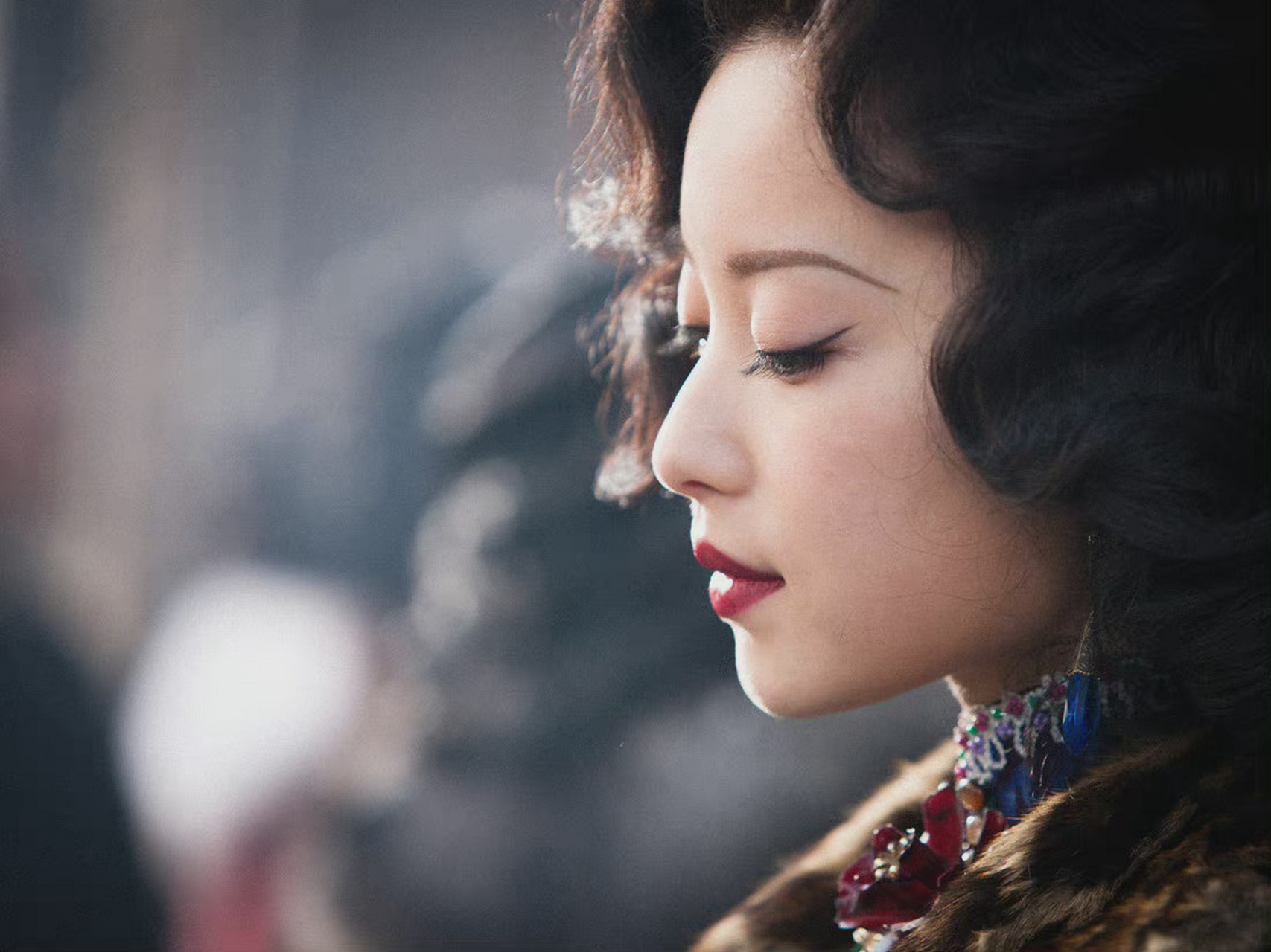 媚态与民国气质都拿捏得恰到好处,而且她走的这几步真的说得上是婀娜