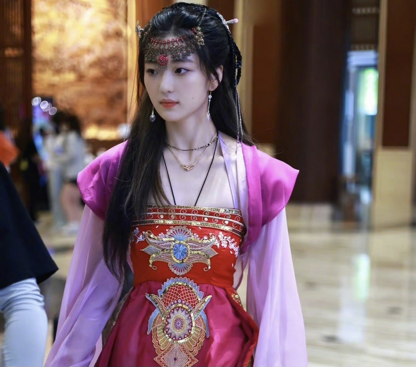 孙千cos紫萱这套衣服穿起来也挺好看的呀,唐嫣和孙千都属于个高,又瘦