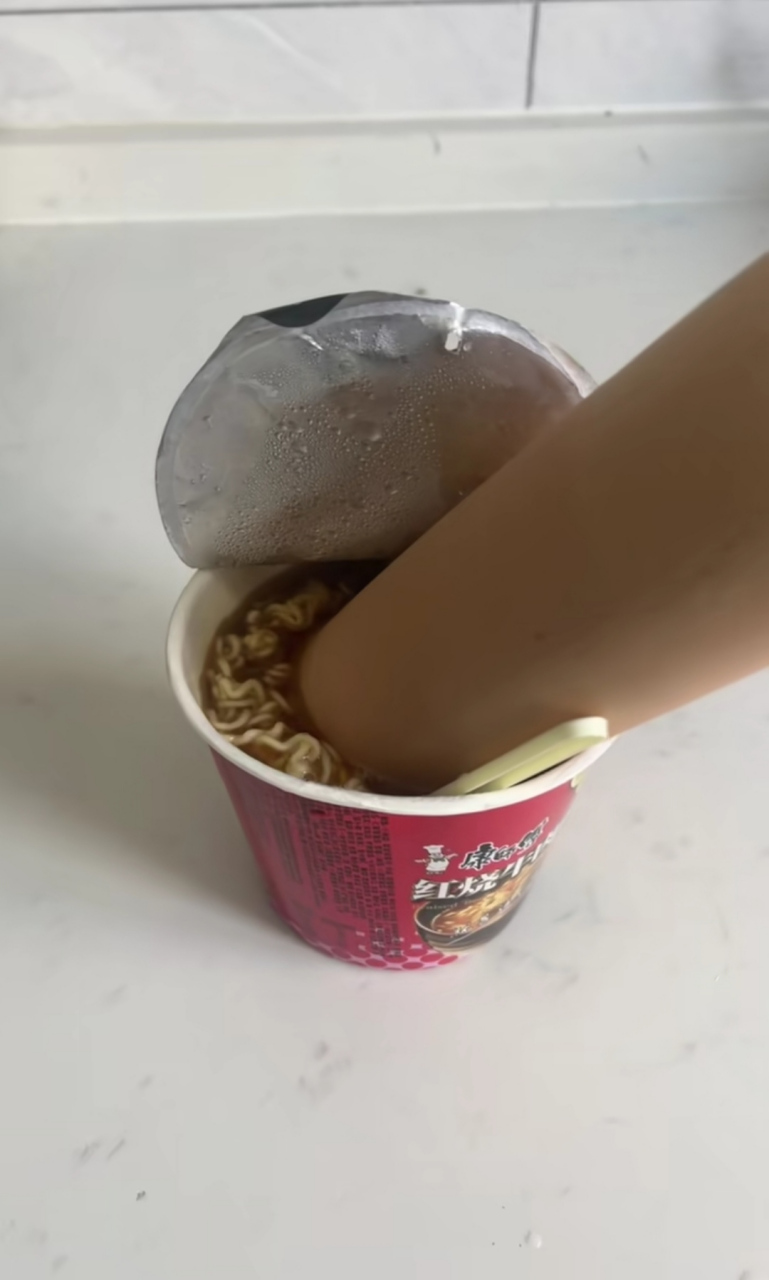 一桶方便面不够吃,放上根火腿,这下就够吃了![嘻嘻]