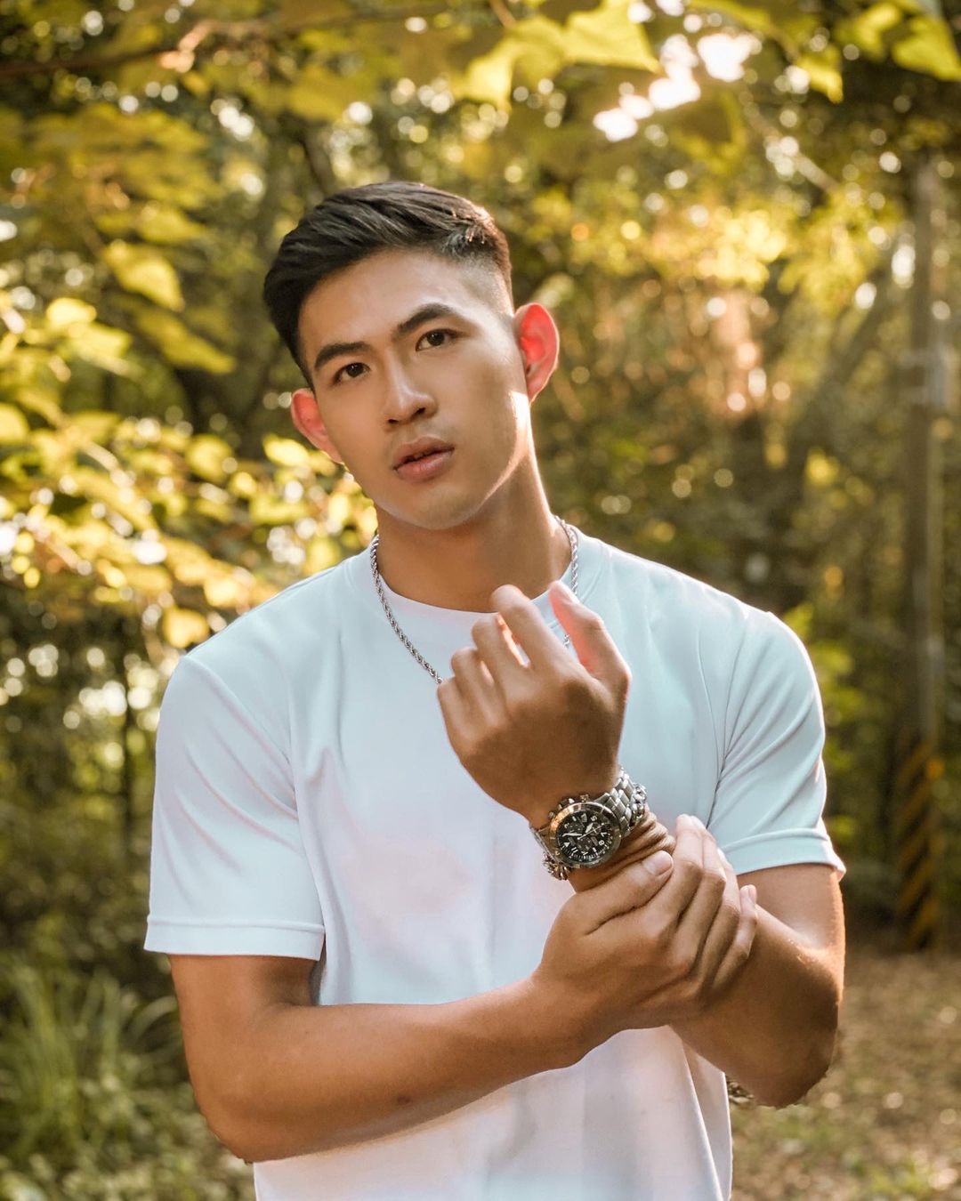 好一个浓眉大眼的肌肉帅哥,八块腹肌 人鱼线,性感又壮实!