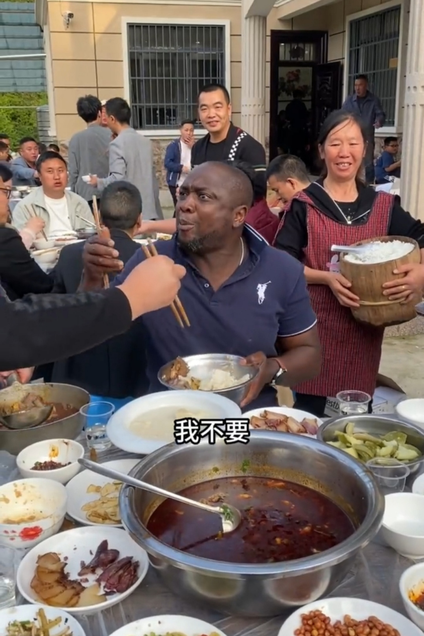 非洲小伙吃中国大席,被热情的村民左一勺右一勺,直呼吃不了.