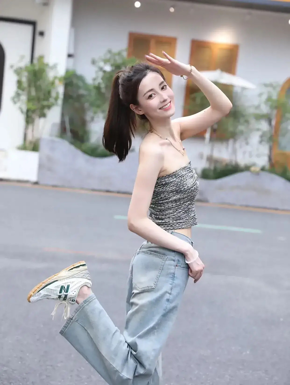 骨感美女[鲜花][鲜花][鲜花]