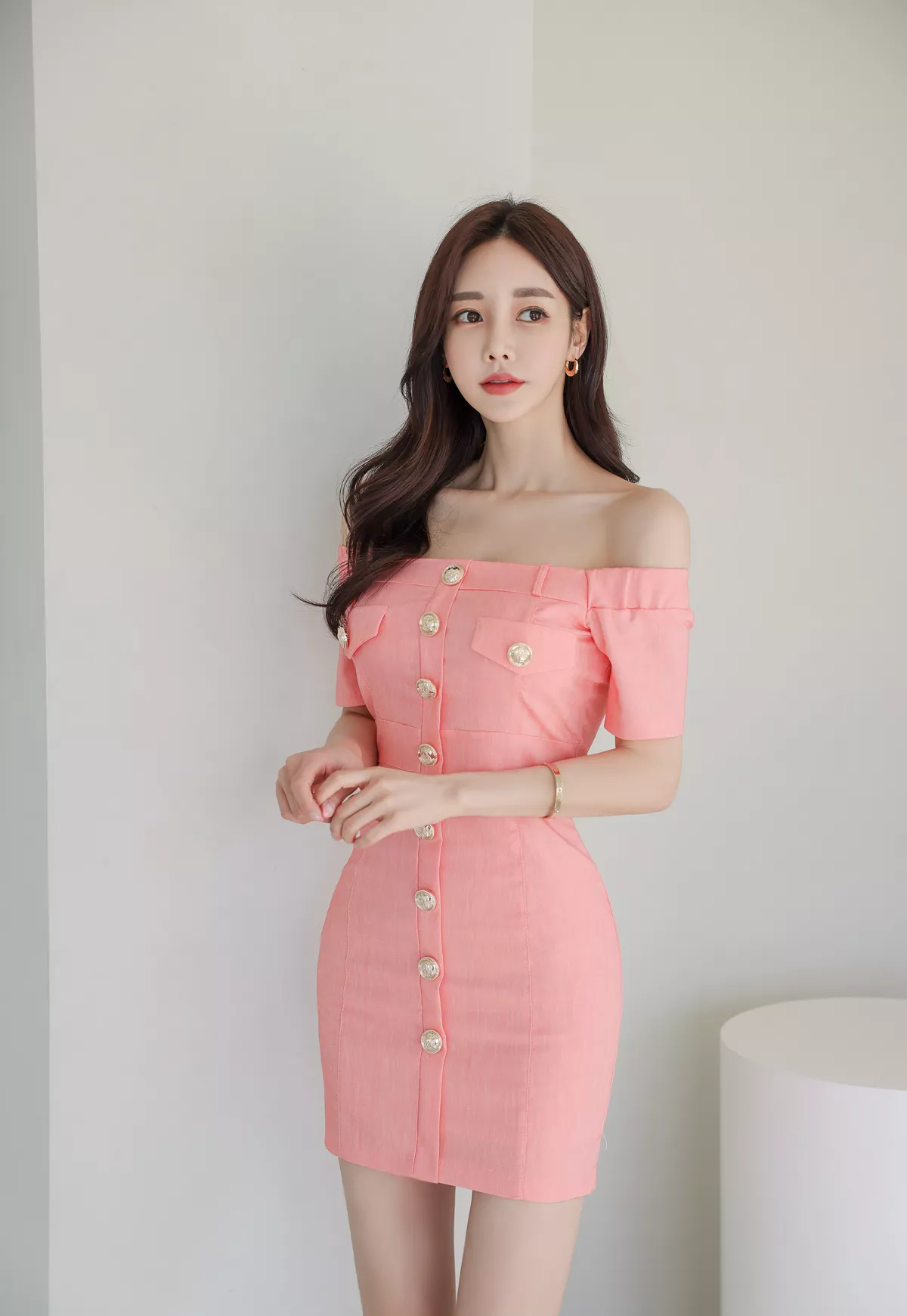 韩国女神孙允珠:一字肩粉色制服,超诱惑撩人心弦