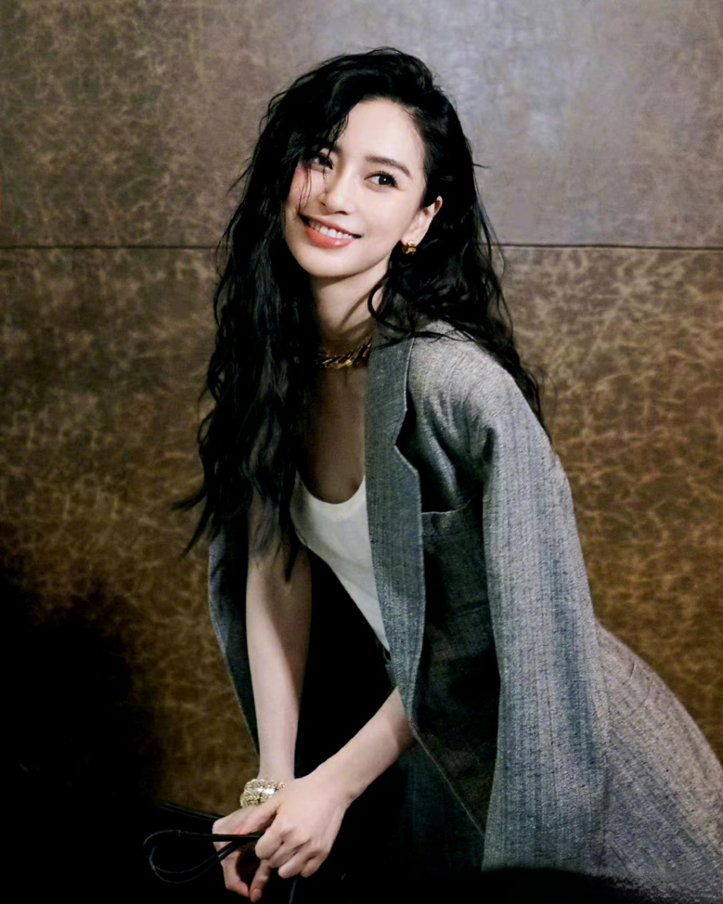 angelababy点了三个痣# angelababy今天的新鲜照片,羊毛卷发,脸颊