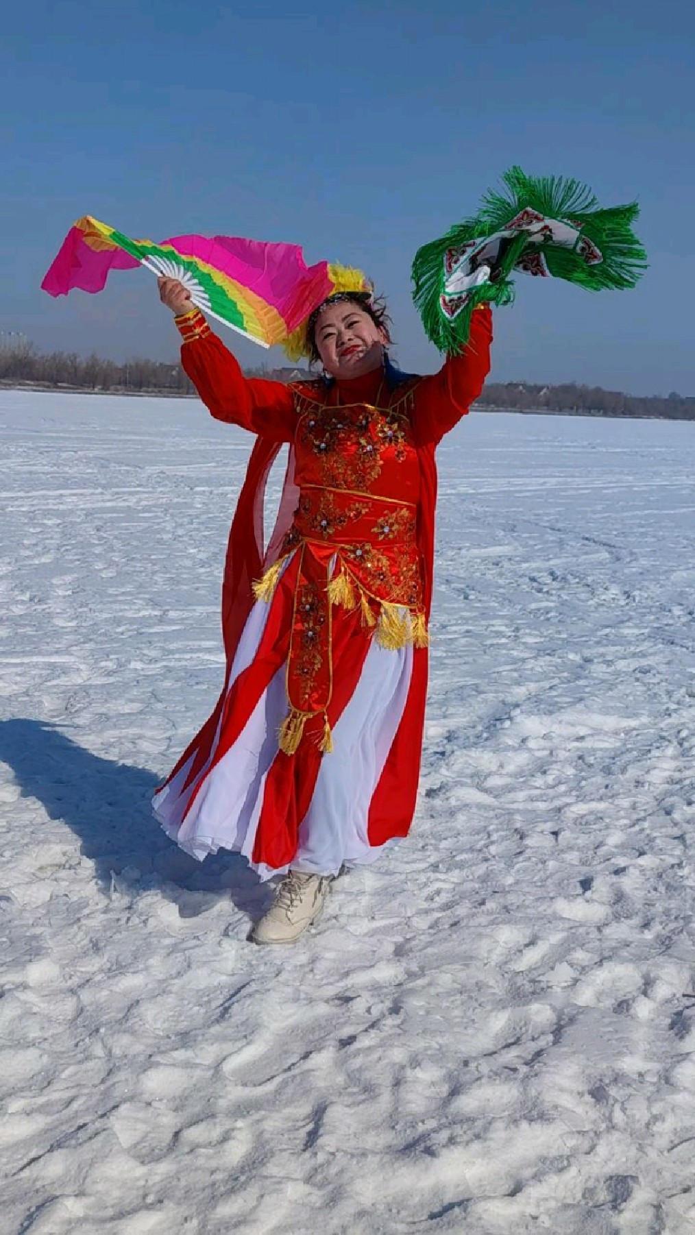 美女松花江上扭秧歌,画面太美啦