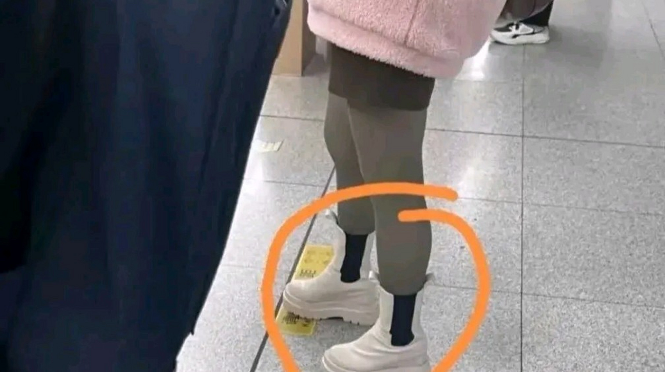 我摘下眼镜又仔细端详了一眼,我滴天哪,才发现是双鞋子.