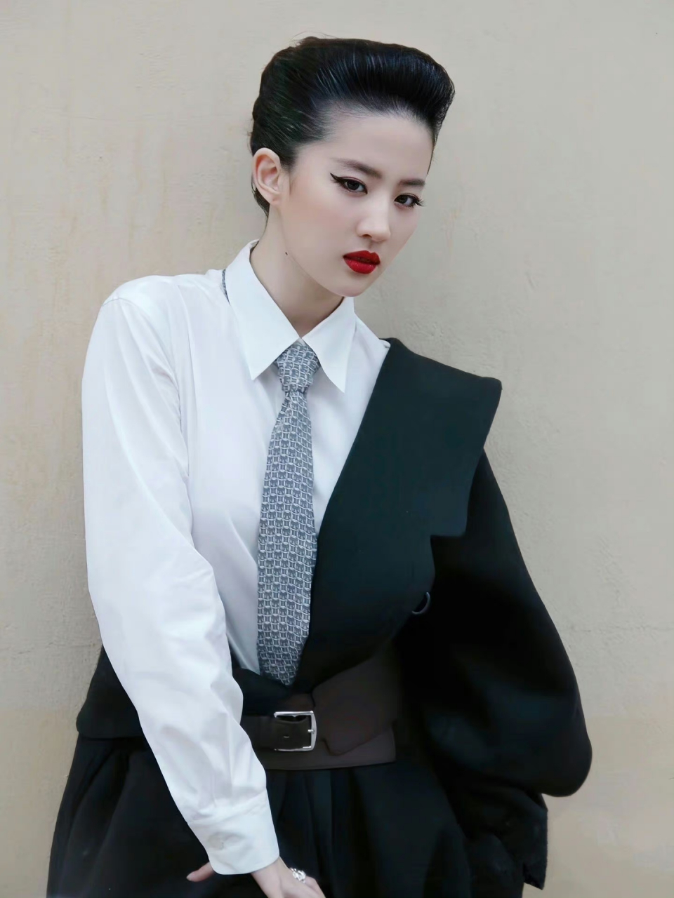 美女# 刘亦菲这发际线型真完美,看起来酷酷的.