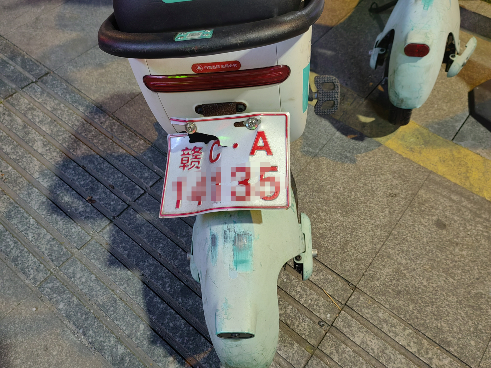 这种共享单车的车牌难得能看到一块完好无损的,但这并不能算是主观的