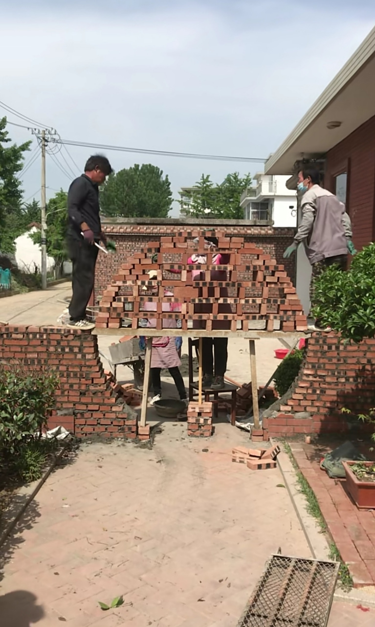 两位师傅这样给砌月亮门,能砌成吗?