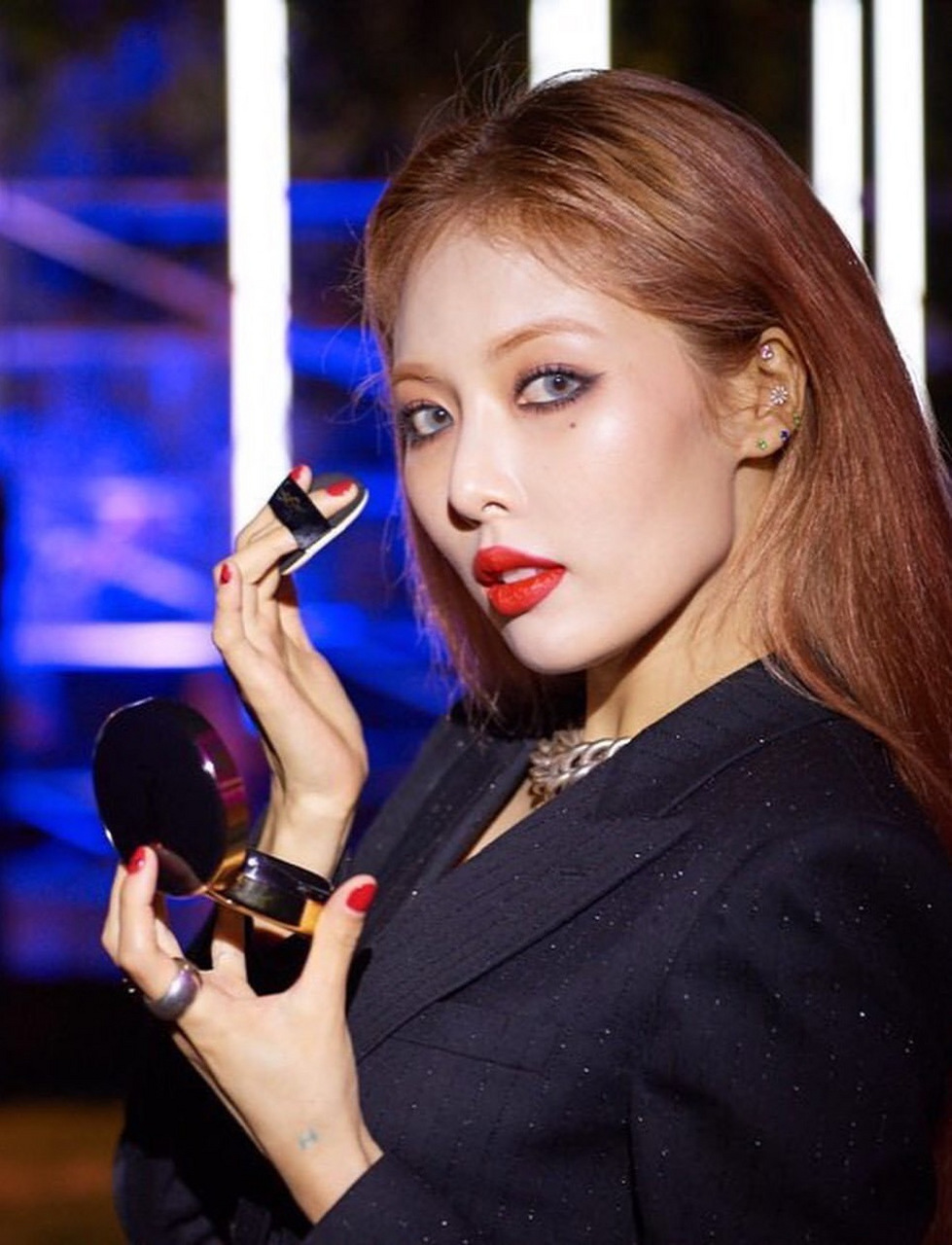 韩国歌手"小野马"金泫雅的烈焰红唇.