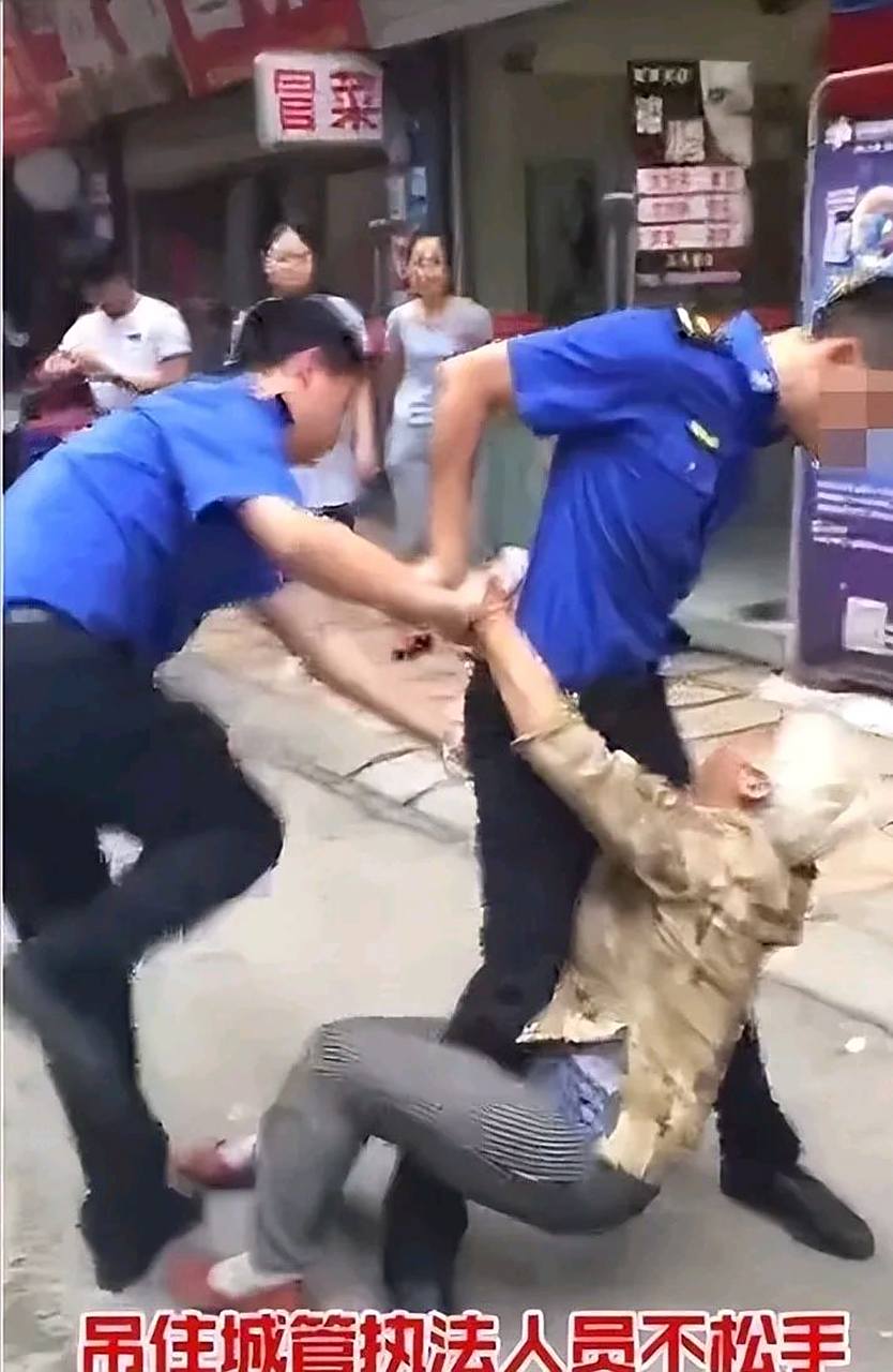 02 近些年,关于城管暴力执法的事情依旧不断闹上热搜.