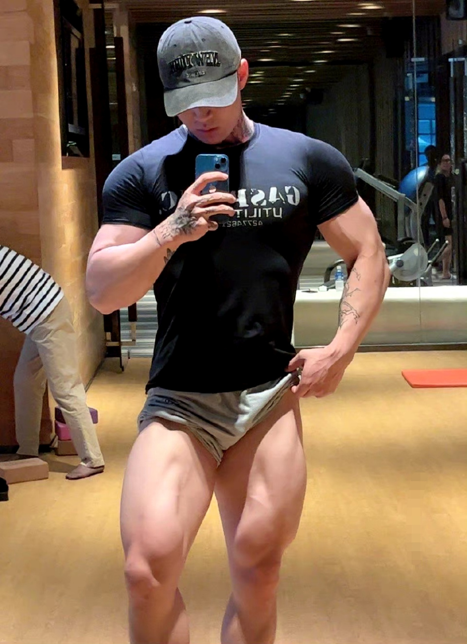 适当的灯光下,拍出的肌肉线条柔和且充满美感