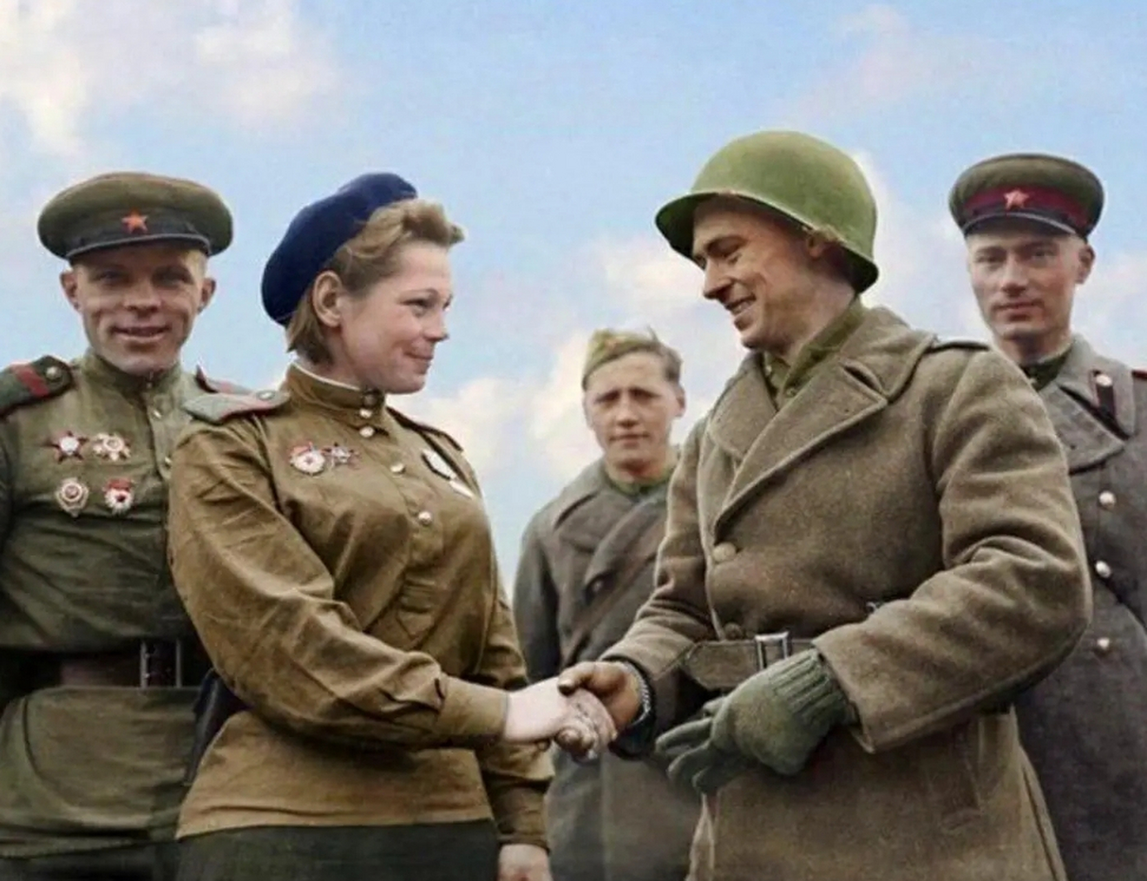 这张照片拍摄于1945年5月,德国易北河会师时,美军握着苏联女子夜间