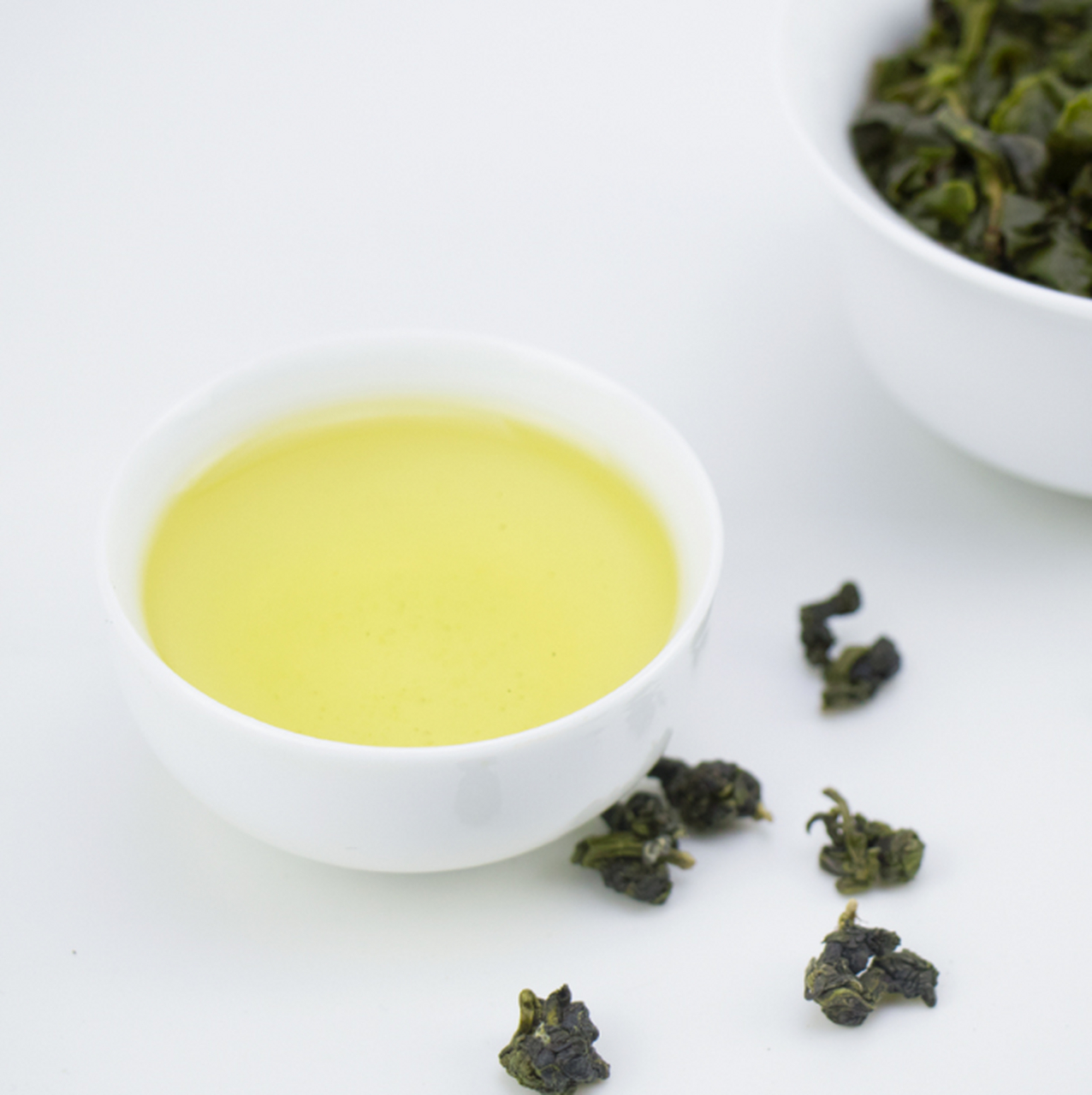 秋季那些茶事(台湾乌龙茶)  台湾乌龙茶的茶叶呈半球状,色泽墨绿,其