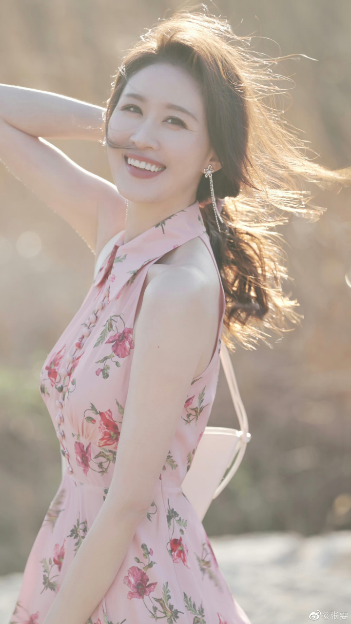 张雯身材婀娜多姿,玲珑有致