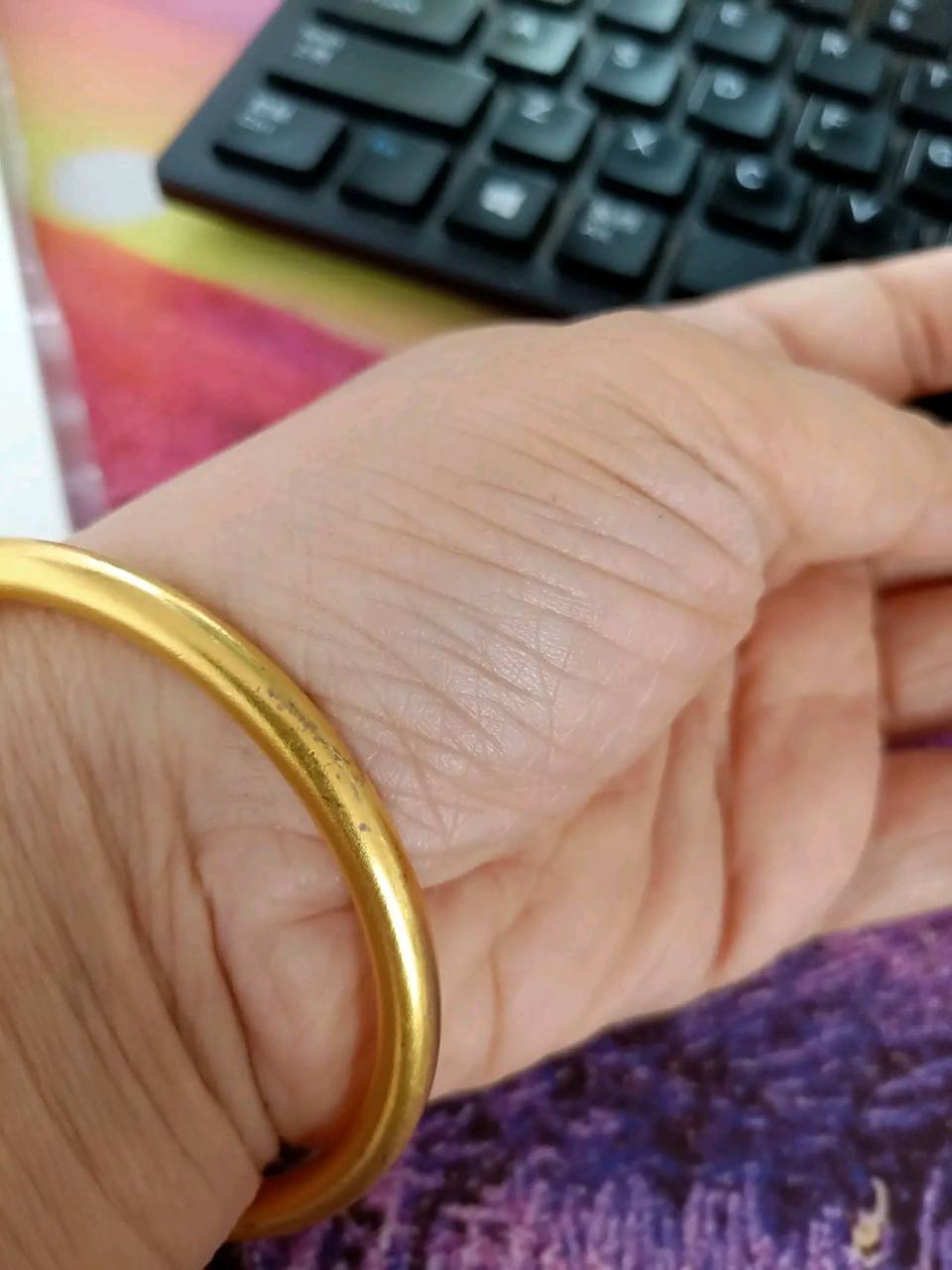 买的一个老凤祥的金镯子,46克.