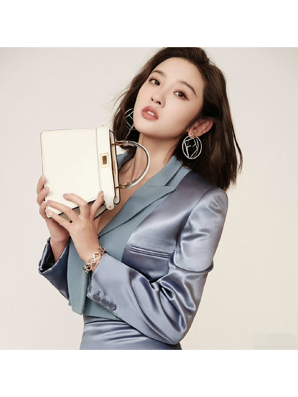 唐艺昕[心]短发搭洋气职业套装连衣裙,时尚有气质   精致干练  散发着