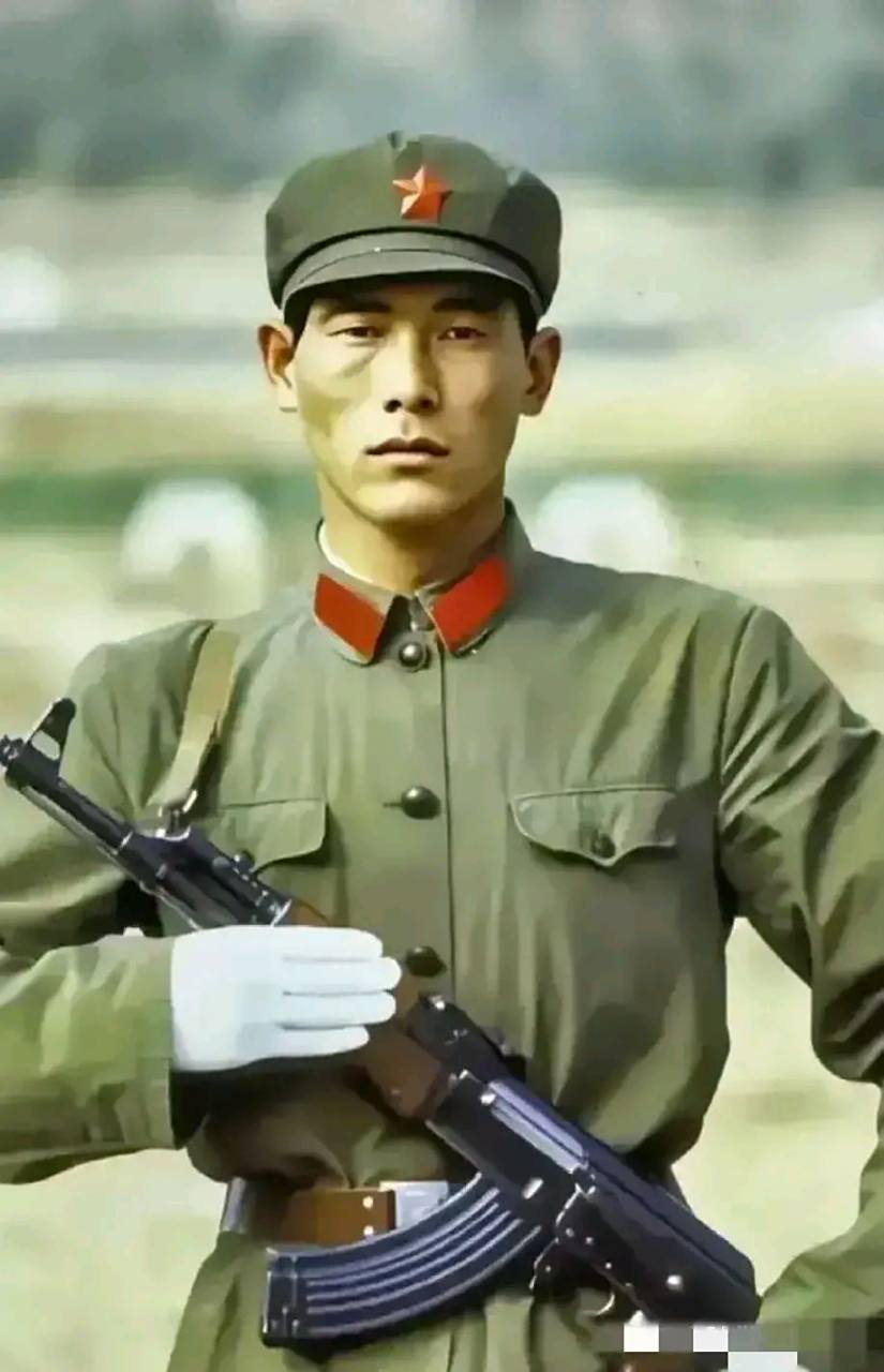 这个士兵穿着"六五"军装,表情坚毅,手里拿着一把钢枪.