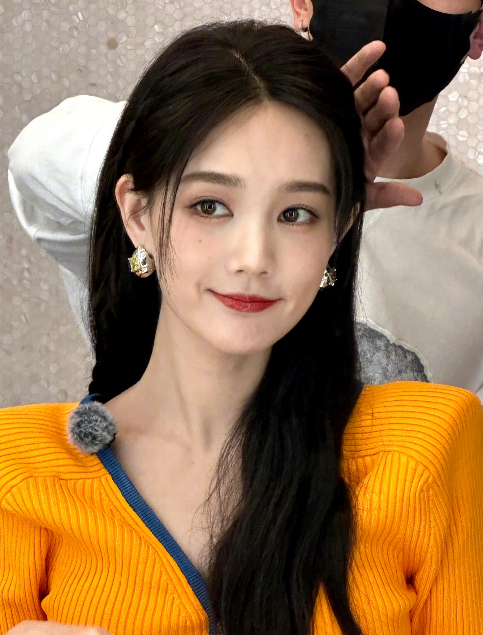 李一桐又剪了短发～ 李一桐这些年演的戏不少,也搭档了一些实力派演员