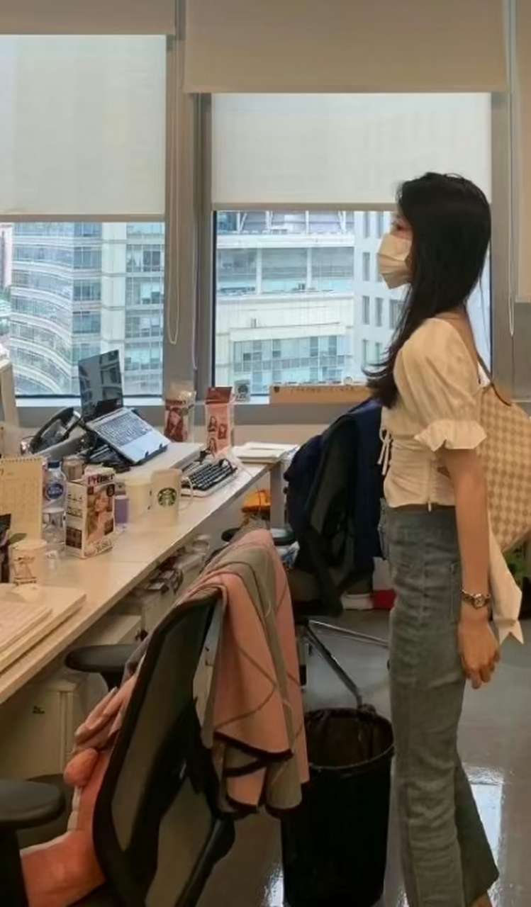 新来的女同事,看背影你给打几分?