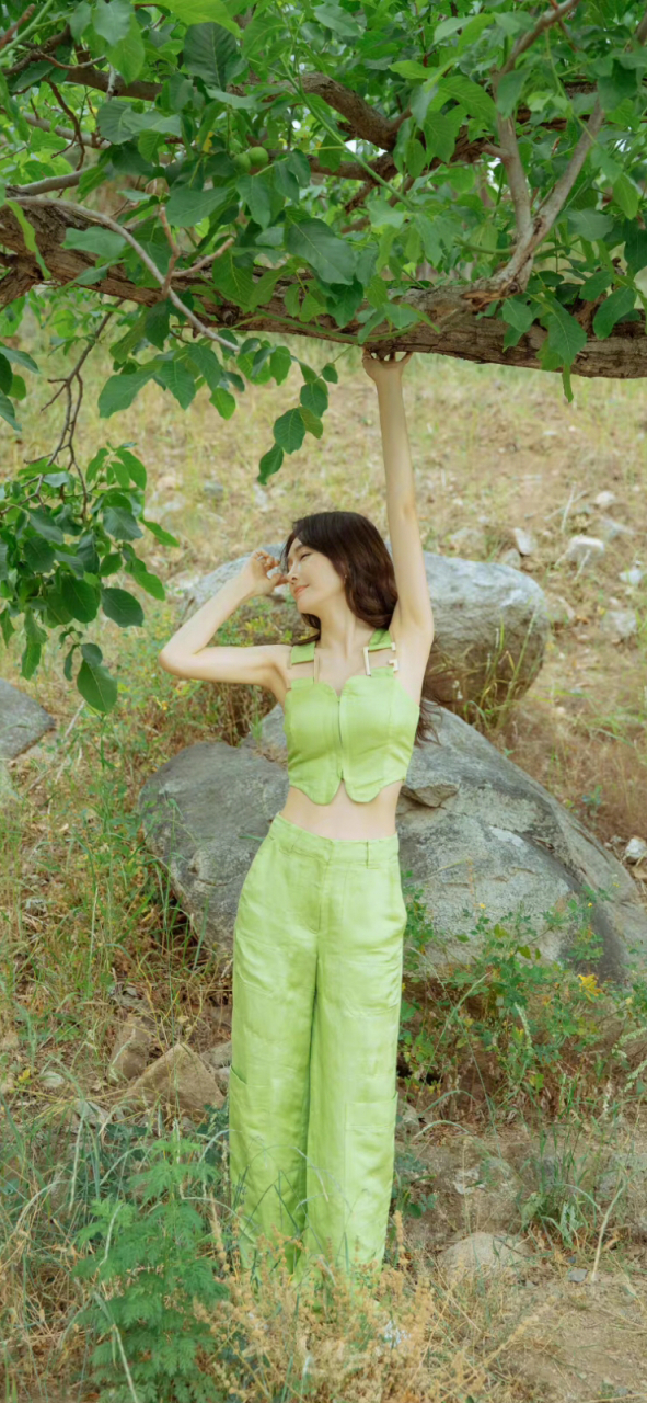 秦岚绿色套装少女气息十足