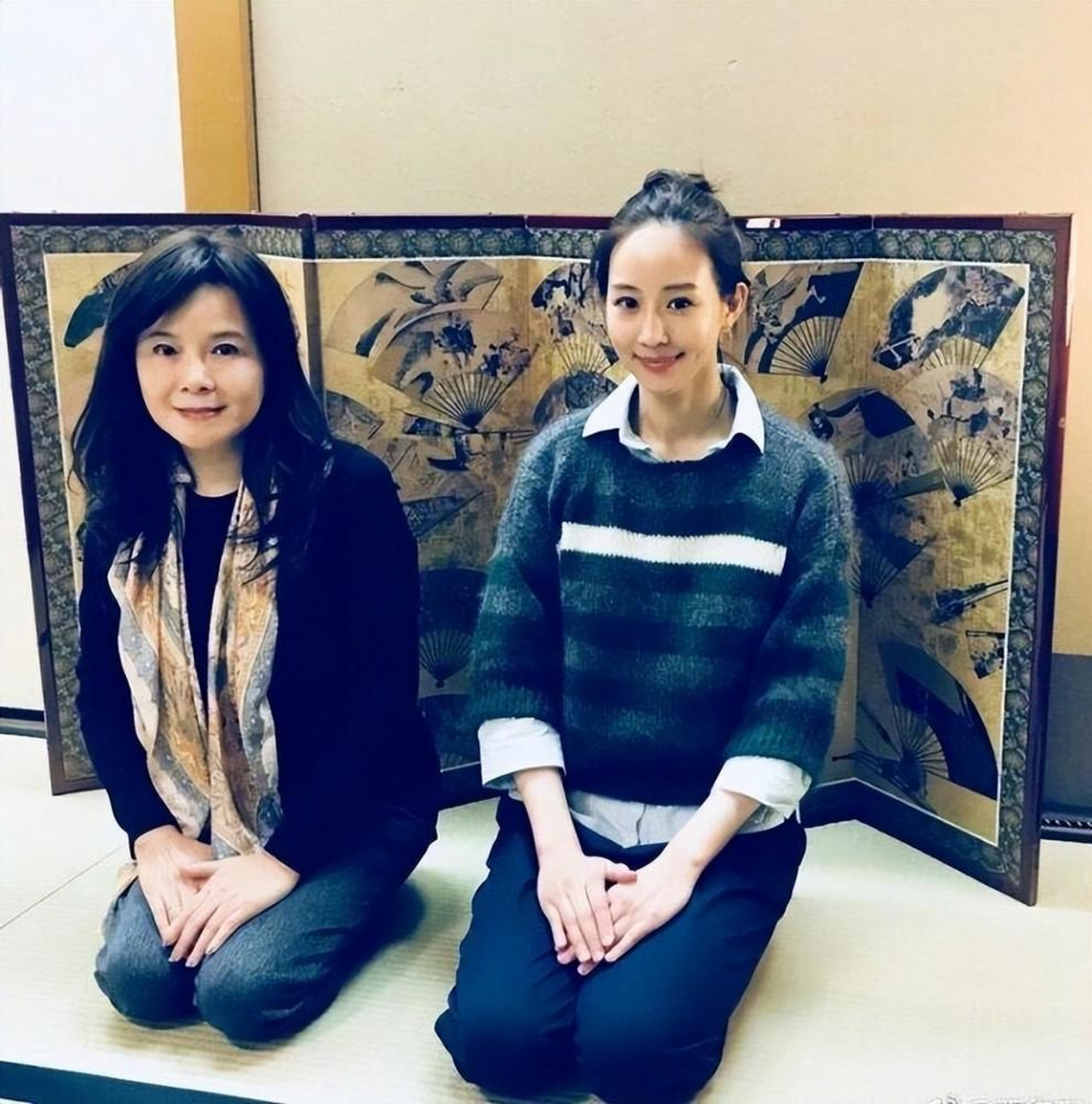 张钧甯携妈拍大片!69岁作家妈妈穿西装仍风韵犹存,气质不输女儿