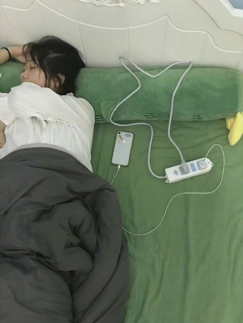 当女朋友喝多给手机充电时 #搞笑