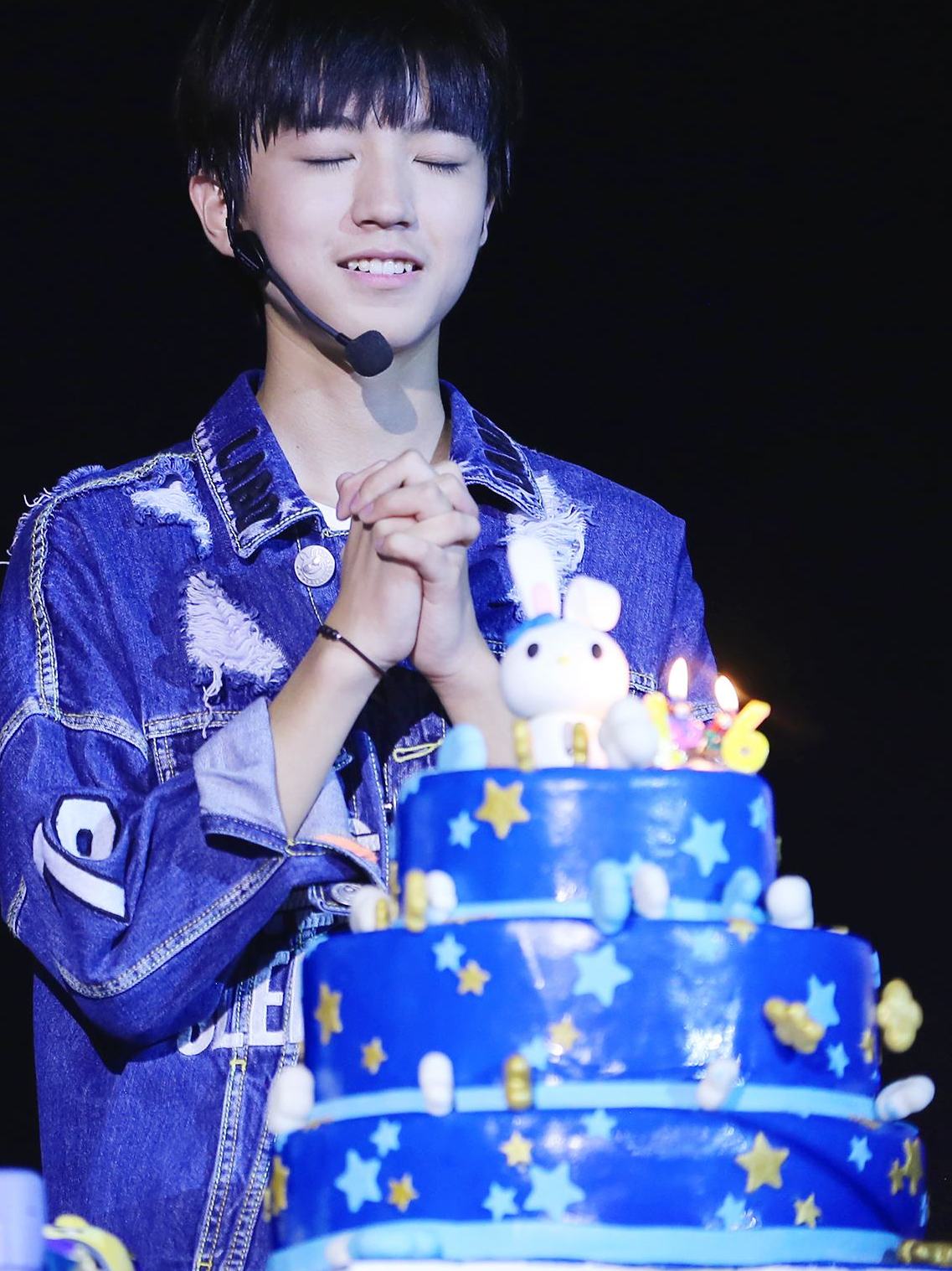 拥抱二十一岁的王俊凯,第二十颗星星粉丝表达爱意,让人感动!