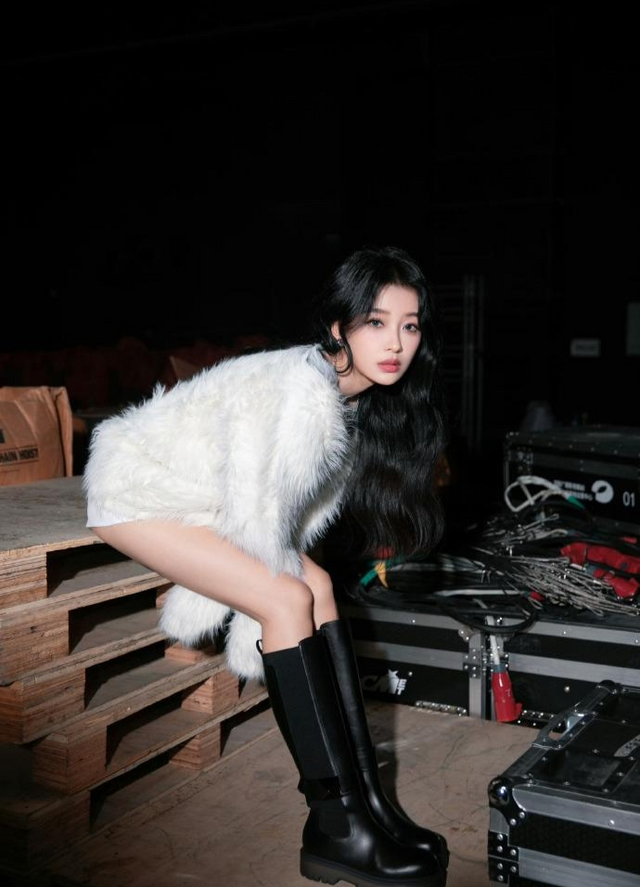 孙怡好时尚,一身白衣配长靴,青春靓丽,妩媚动人,又美又温柔!