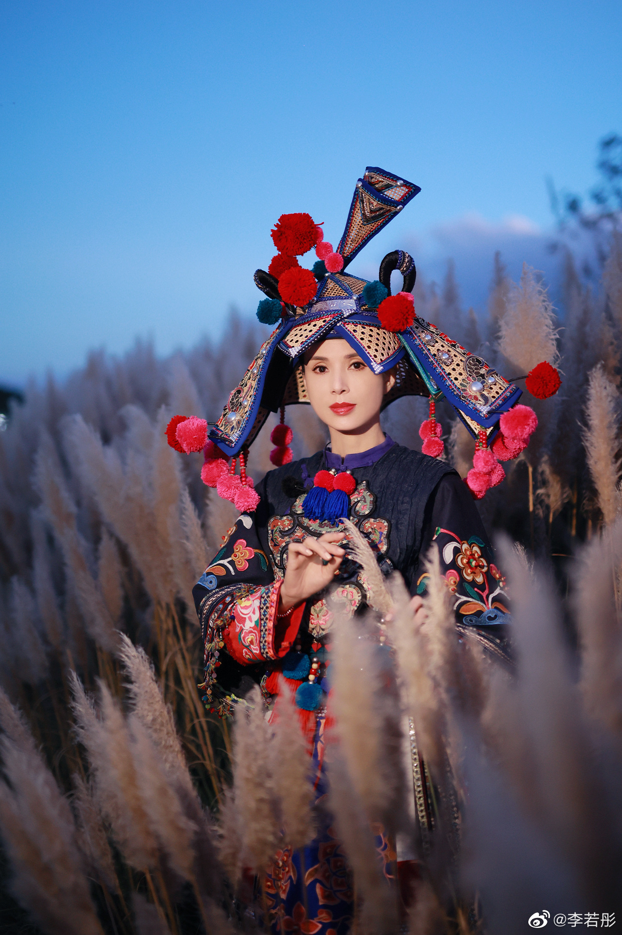 李若彤写真,穿上白族服装,民族风韵十足,活脱脱的一位白族美女