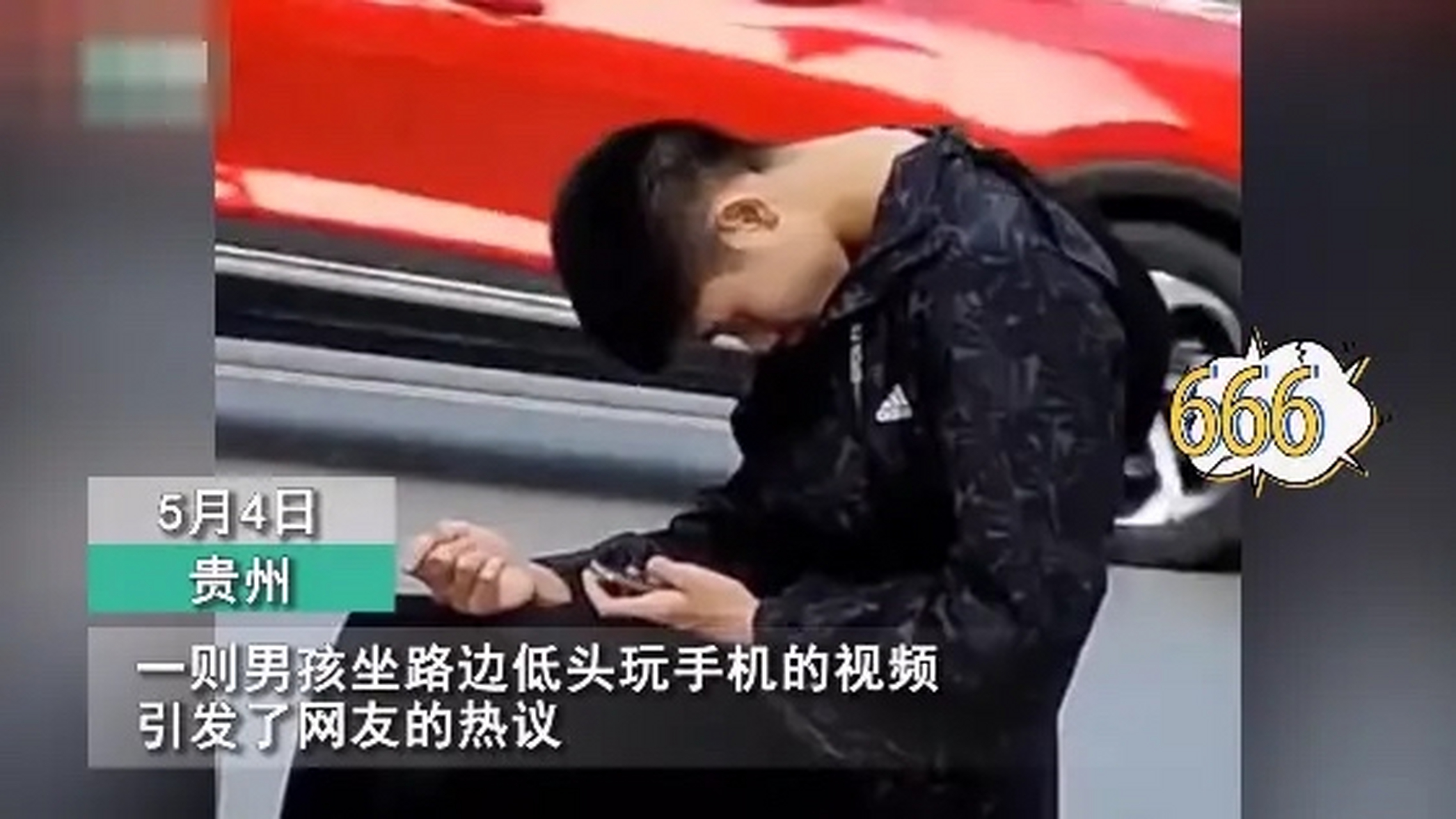 孩子因为玩手机,脖子弯曲90度