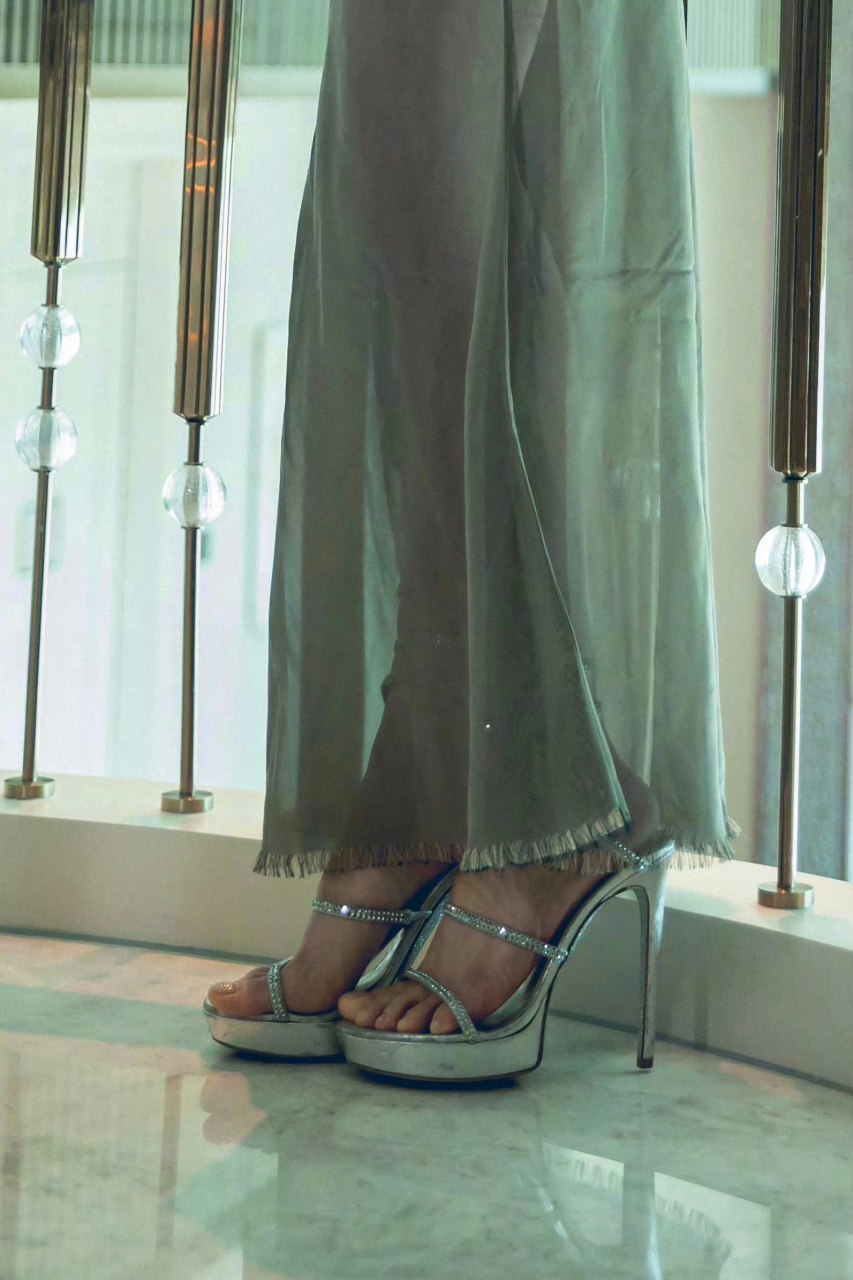 张靓颖  高跟凉鞋  大长腿