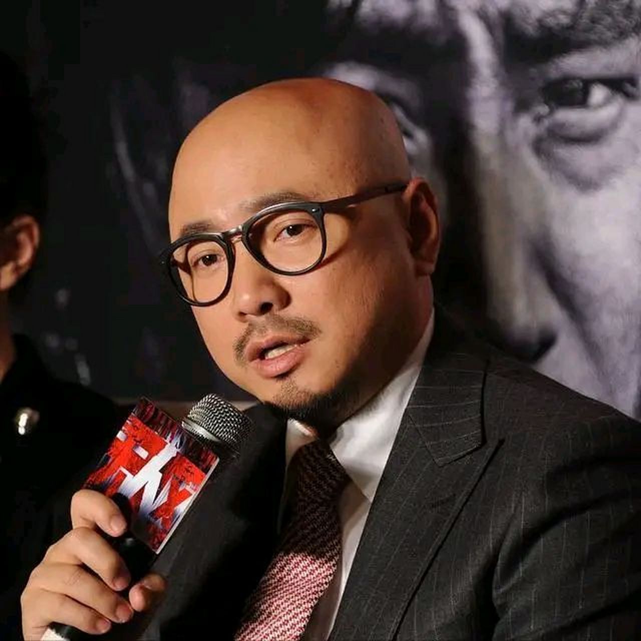 主持人杨澜,采访导演徐峥,你拍的泰囧,创意来自哪里  徐峥说,我做王宝