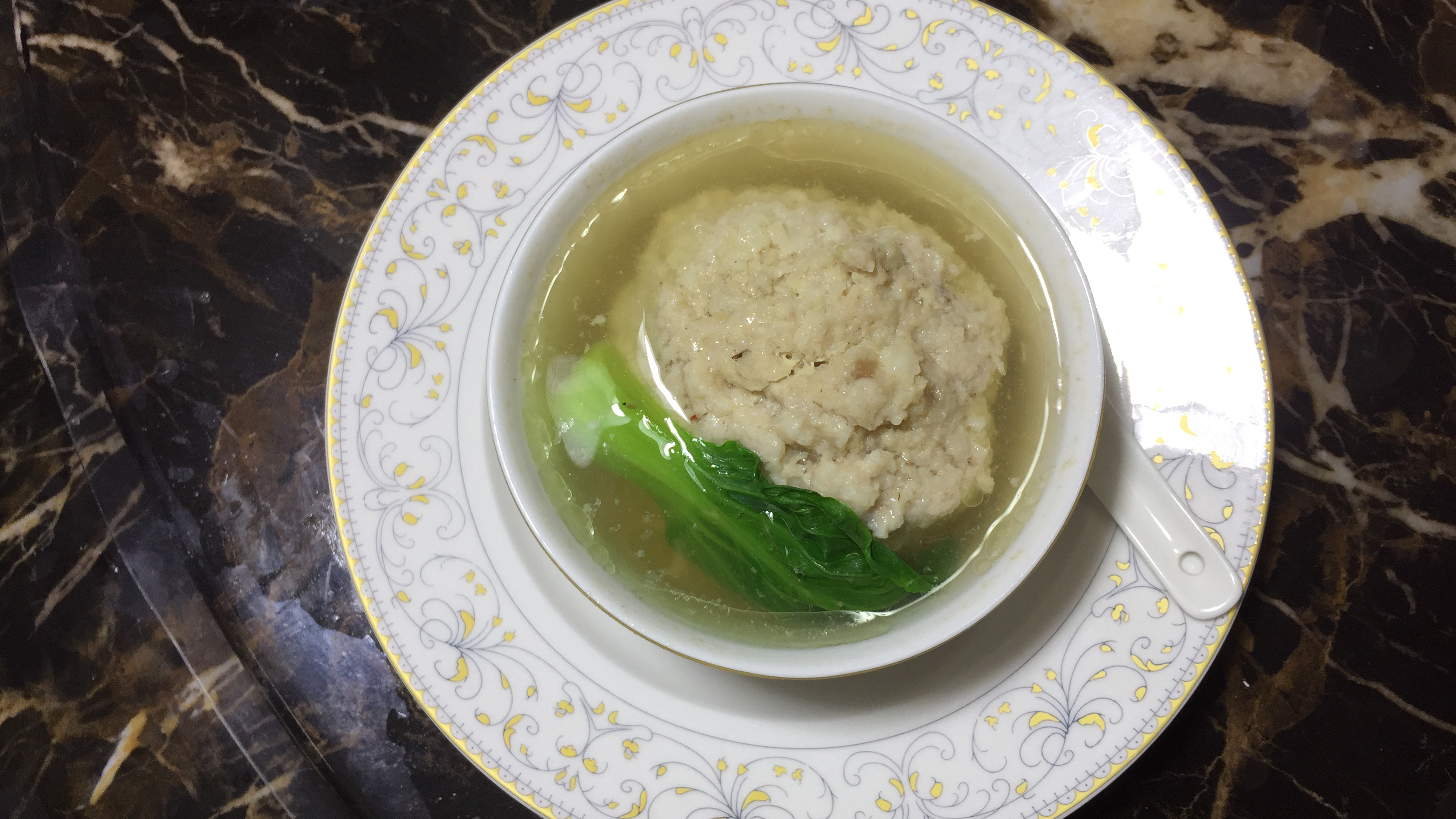 国宴菜“清蒸狮子头”正确做法,调肉馅很关键,洁白软糯汤清鲜!