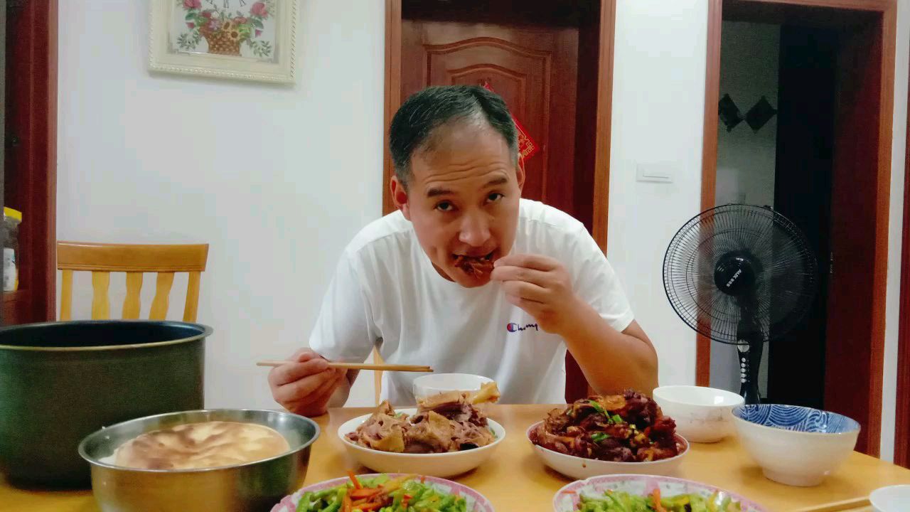 张哥今天烧了,春节安徽老家带的咸鹅,晚餐吃出了浓浓的乡味