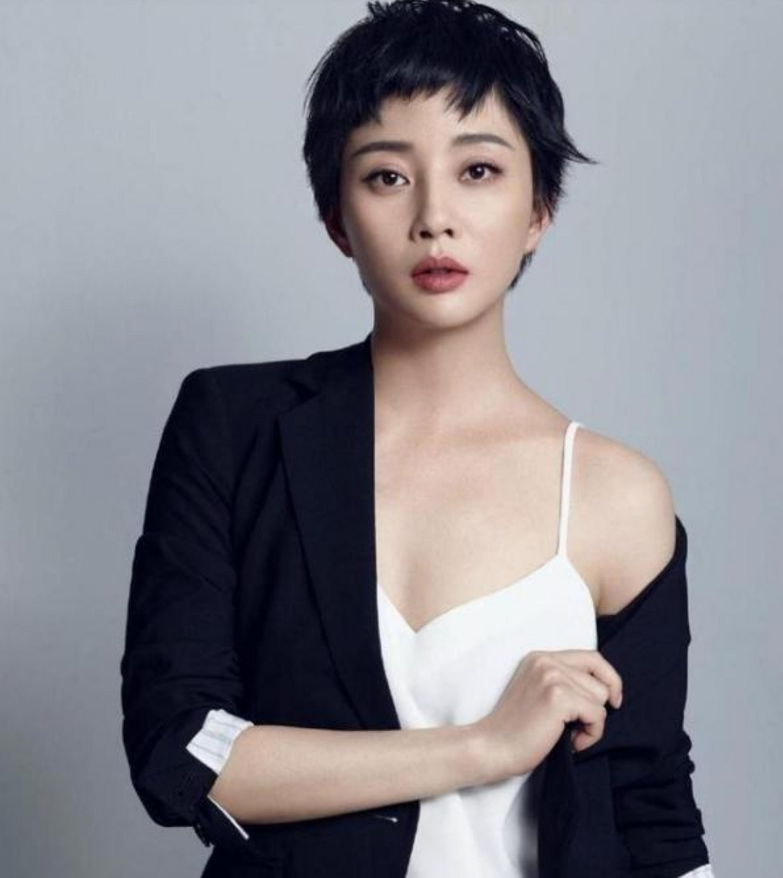 没想到短发的殷桃还挺有味道,精致洋气,成熟干练又不失性感,又美又撩!