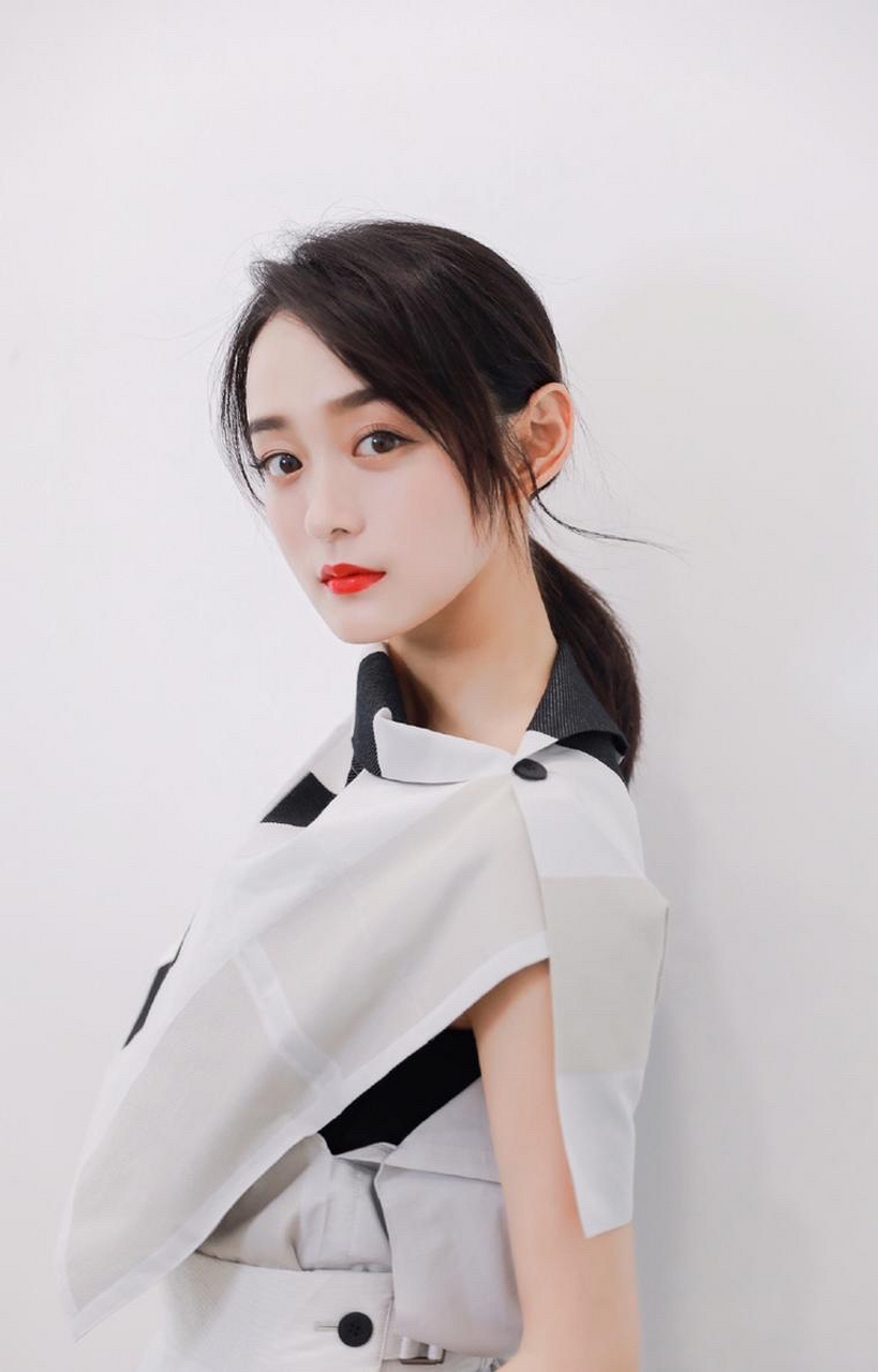 何泓姗,1987年4月10日出生于重庆市,中国内地影视女演员,摄影师,平面