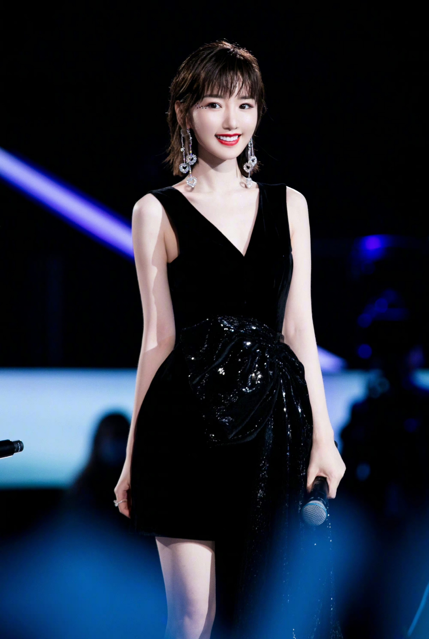 毛晓彤 黑色绑腿高跟凉鞋[爱你][爱你]