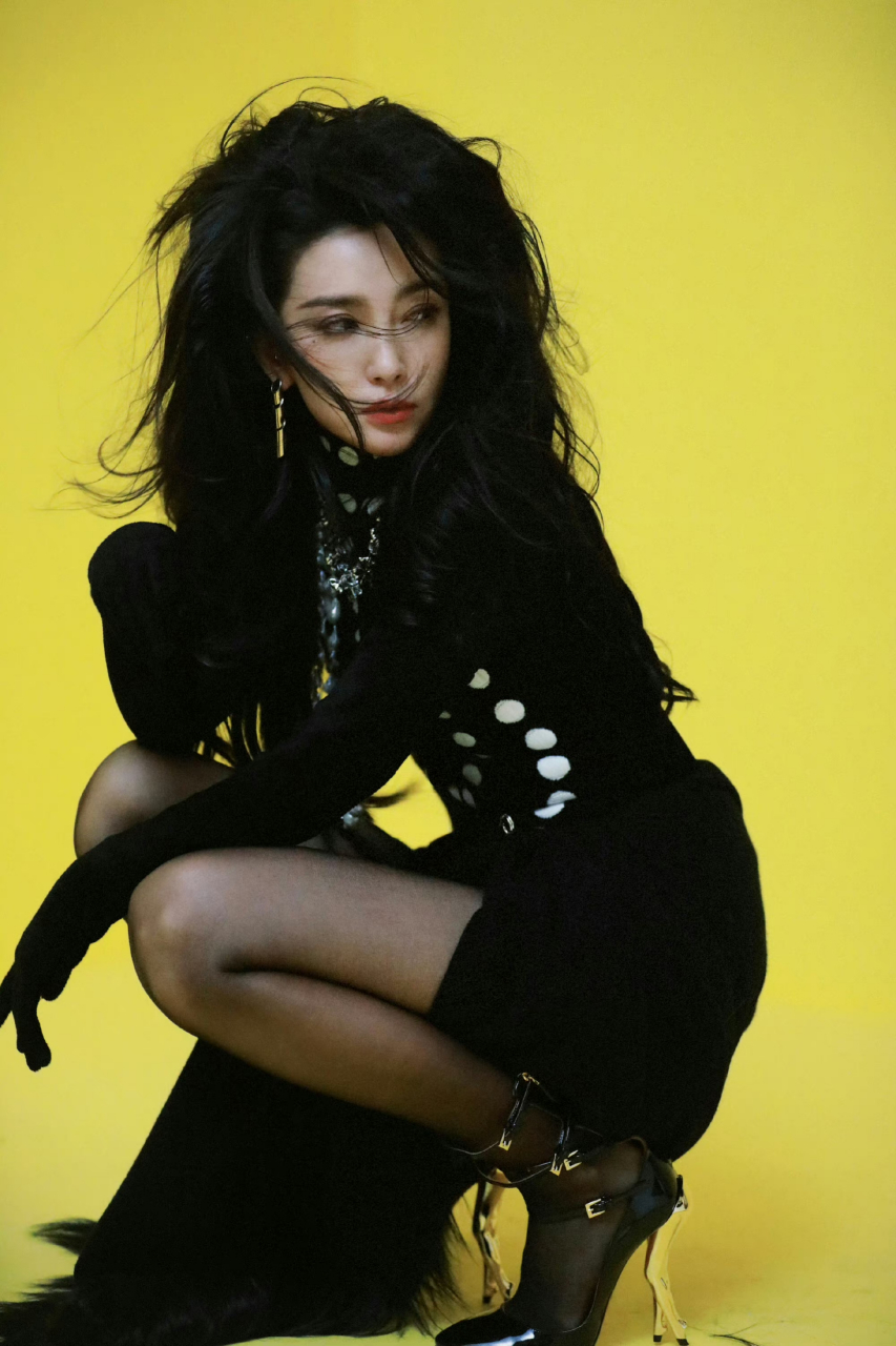 李冰冰封面杂志大片,丝袜美腿吸睛.