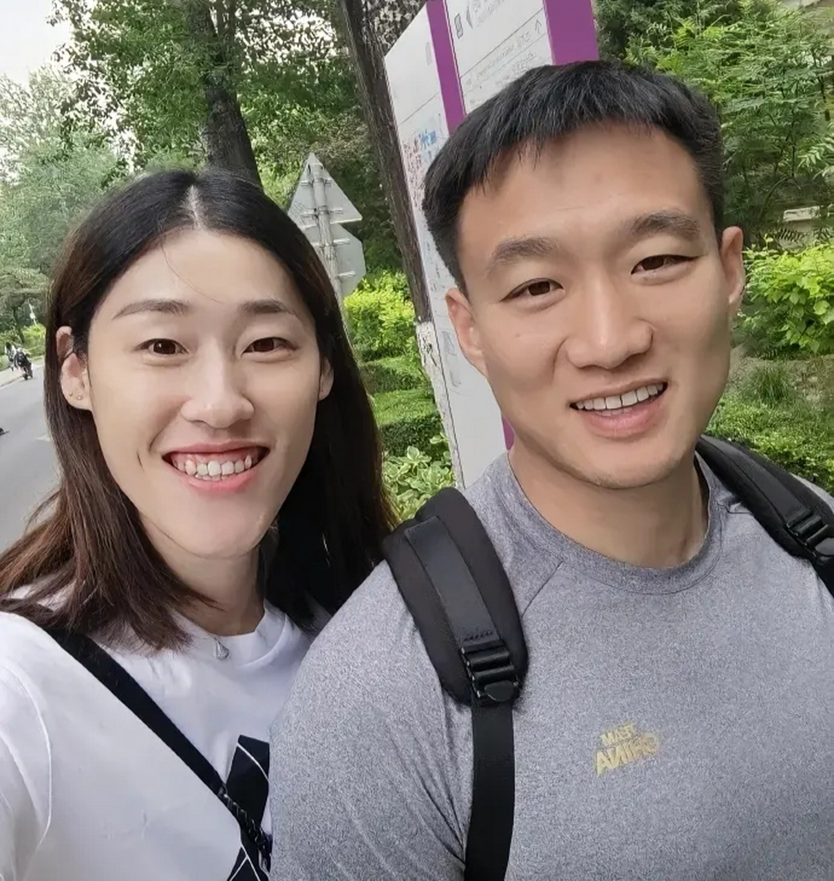 刘晓彤和老公从清华大学毕业啦!