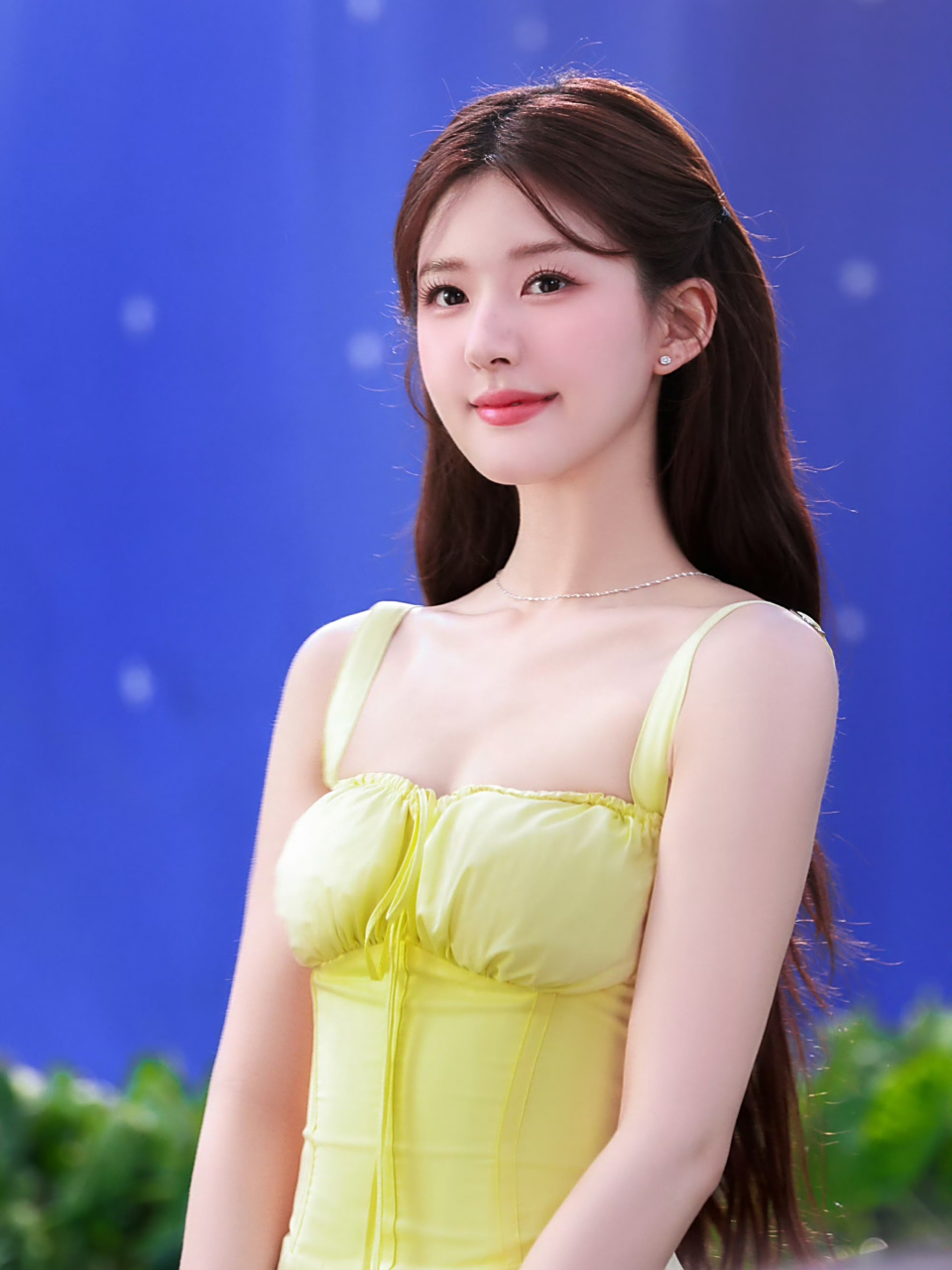 赵露思广告大片,是古灵精怪的小公主呀[爱你]#赵露思柠檬黄吊带裙