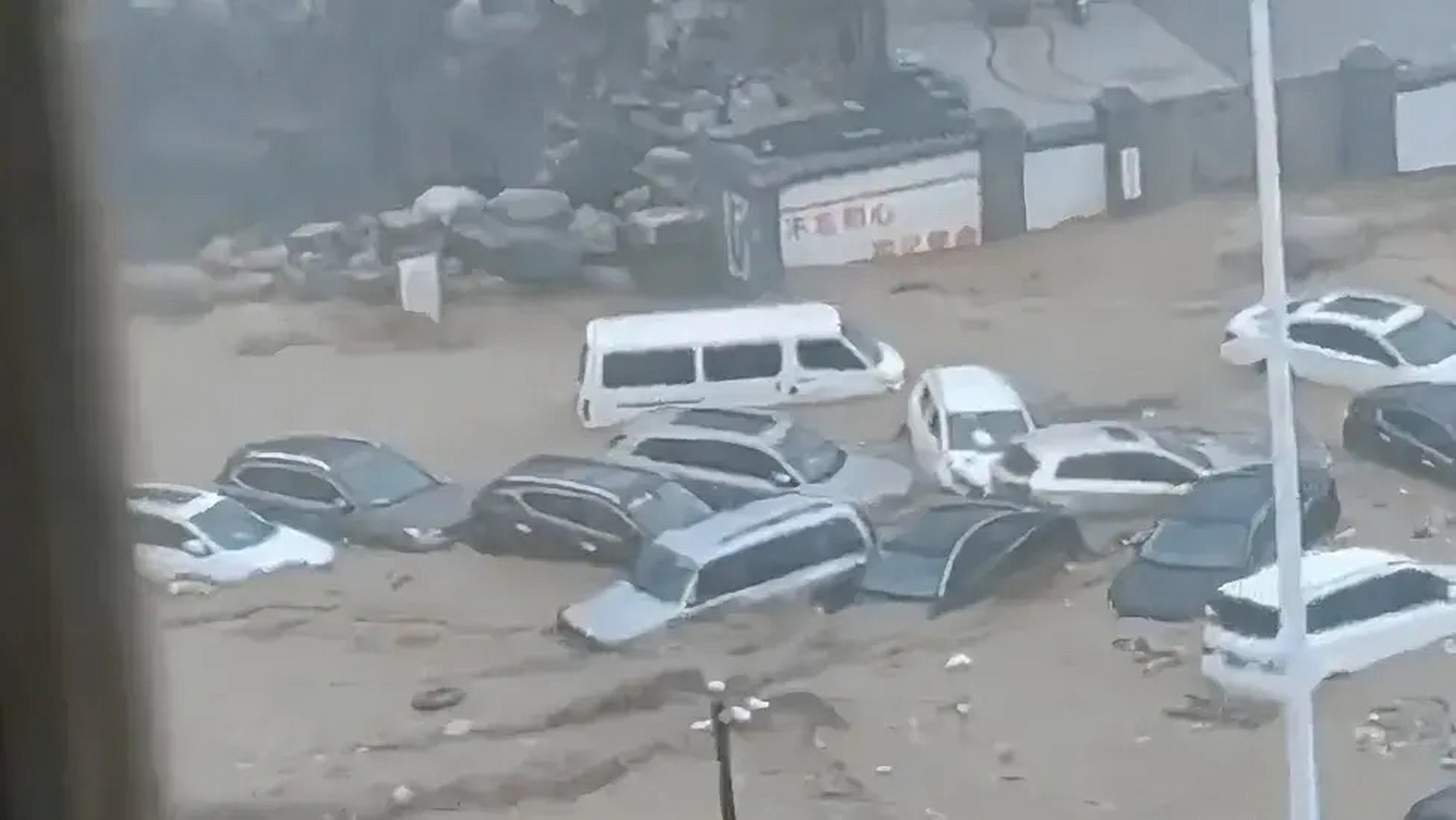 今天看到"北京门头沟山洪暴发冲走大量汽车"的新闻令人痛心,我国首都