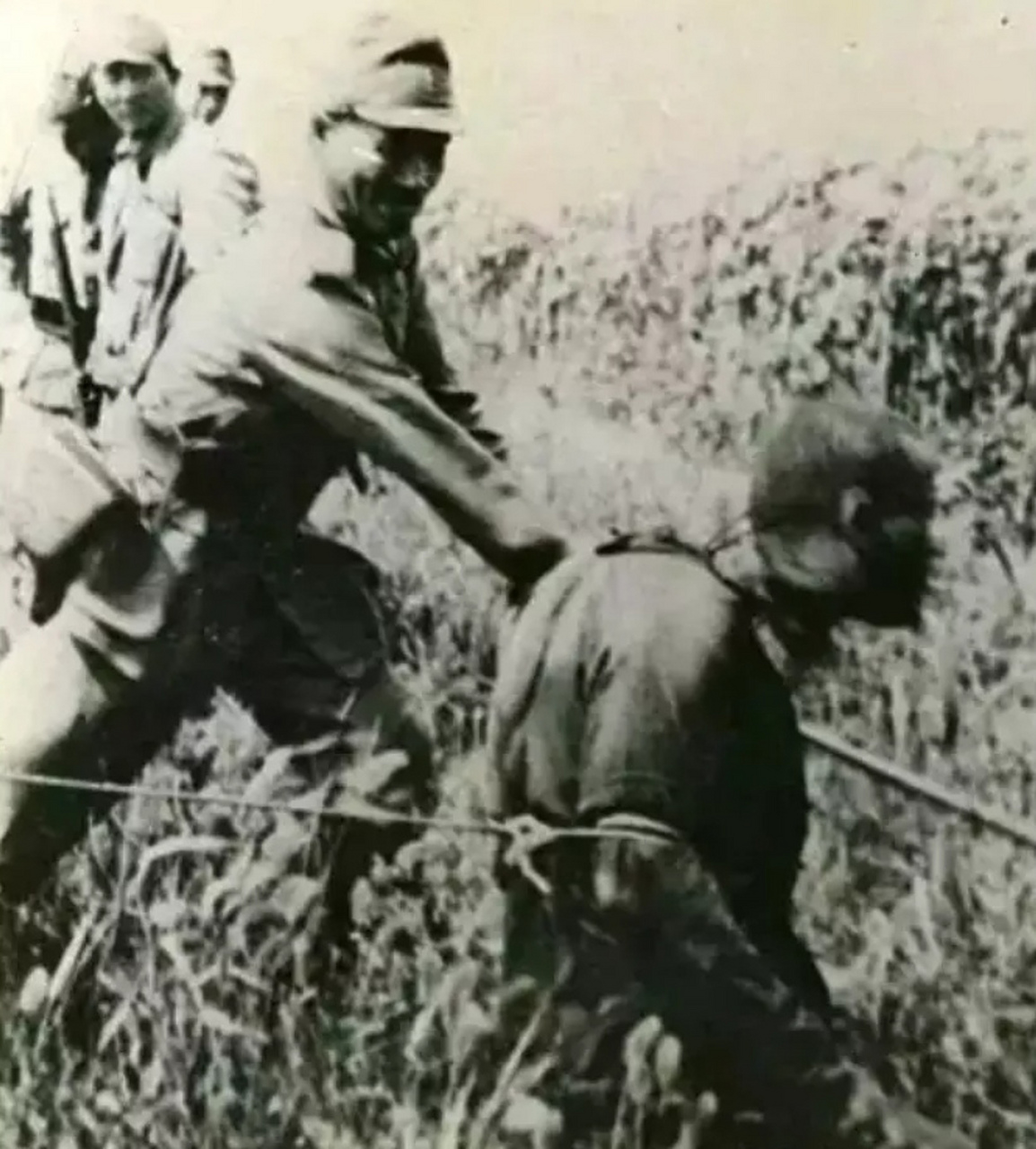 1937年,南京大屠杀期间,日本军官用军刀将中国百姓头颅砍下的瞬间.